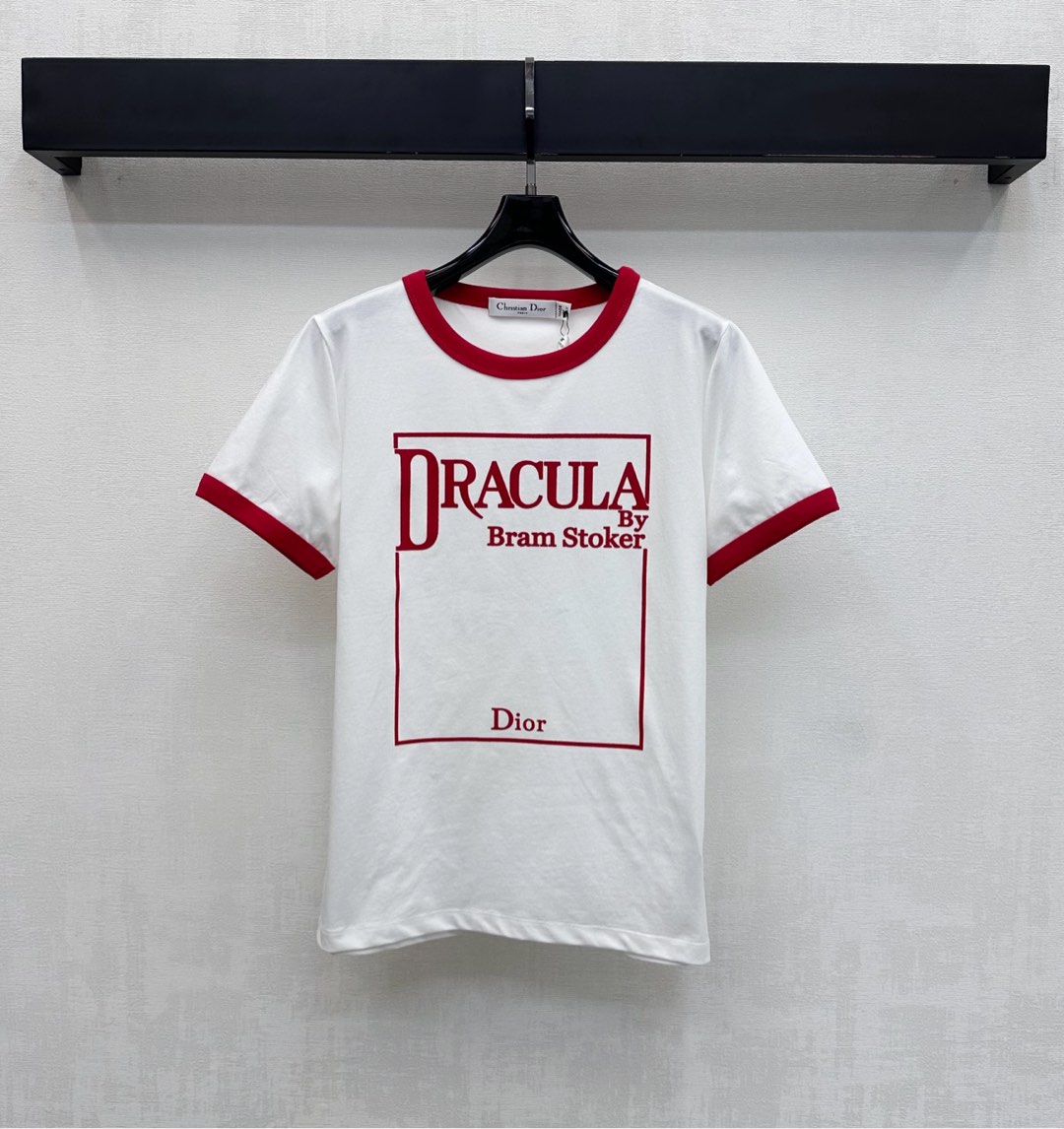 NO:686627,Dio*2026 new products are on the shelves with contrasting color round neck logo and customized YB imported cotton material. Breathable and comfortable. The collar and cuffs are decorated with threaded contrast binding design to add layering to the shape. The square frame on the chest is decorated with the iconic letter logo to highlight the brand tone. Development of surface accessories. Regular short-sleeved T-shirt tailoring. Stylish when worn alone. High version 2 colors, dior, T-shirt, tees, t-shirt,19860909Dio*2026新品上架撞色圆领徽标定制YB进口全棉材质 透气舒适 领口袖口饰以螺纹撞色包边设计 增添造型层次感 胸前方形外框点缀标志性字母徽标装饰 彰显品牌调性 面辅料开发 常规短袖T恤剪裁 单穿内搭出彩时髦 高版本2色,,dior,T-shirt,tees，t-shirt,,Women's clothing