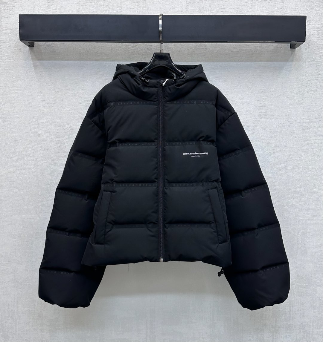 NO:686977,Comes with dust bag Alexander Wan*2026 new arrival hooded drawstring down jacket, customized YB imported windproof and waterproof nylon material, duck down filling inside, light and warm, overall rectangular embossed zipper adjustable placket design, with symmetrical pockets and hem drawstring tightening, adding layering to the shape. The iconic letters on the chest are decorated with prints, with indentation and embellishment with iconic elements, highlighting the brand tone. Development of surface accessories. Cutting of hooded zipper down jacket  Stylish and high-end outfits. Autumn and winter classic versatile slimming items. Standard velvet filling. High version 4 colors, jackets & coats, down jackets, hats,19860909配防尘袋Alexander Wan*2026新品上架连帽抽绳羽绒服定制YB进口防风防水尼龙材质 内里鸭绒填充 轻盈保暖 整体长方形压纹拉链调节开襟设计 配合对称口袋与下摆抽绳收紧处理 增添造型层次感 胸前标志性字母采用印花装饰 搭配压痕融入标志性元素点缀 彰显品牌调性 面辅料开发 连帽拉链羽绒外套剪裁 穿搭时髦高级 秋冬经典百搭显瘦单品充绒标准 高版本4色,,jackets & coats,down jacket,hats,,Women's clothing