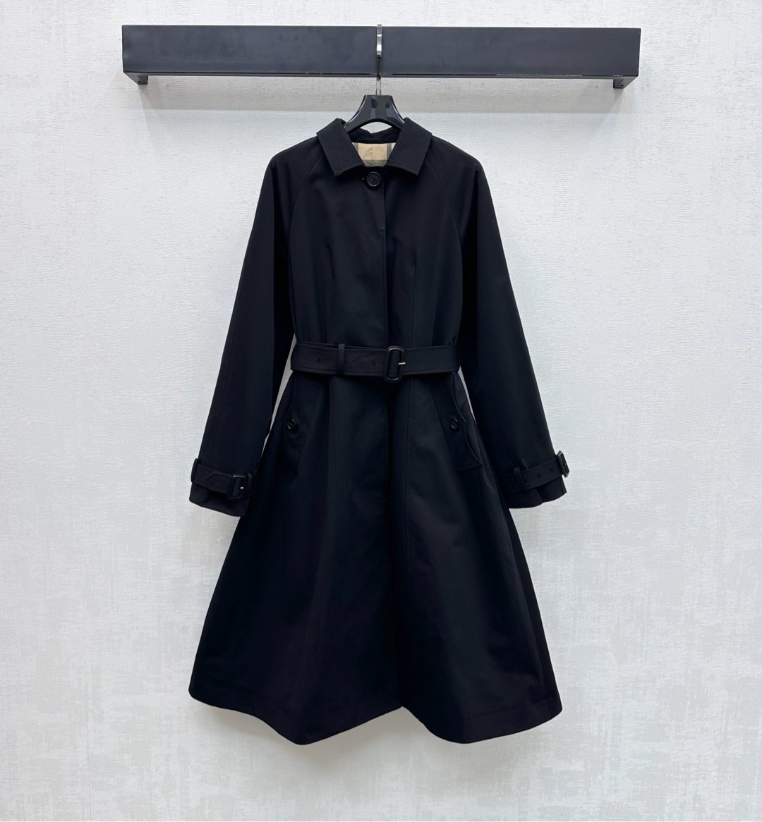 NO:686975,Bur BBR*2026 new arrivals Lapel Belt Long Windbreaker Jacket Customized YB imported windbreaker cotton material High quality, comfortable and stylish Classic plaid pattern printed all over the inside Highlights the brand tone Invisible imprinted buttons to adjust the placket processing and perforated fabric belt waist design at the waist Perfectly fits the human body curves Effectively divides proportional curves Adds layering to the look Surface accessories development Long Lapel Windbreaker Jacket tailoring A versatile item with high intelligence and sense for every season  The first choice for elegant British style outfits, high version 2 colors, burberry, jackets & coats,19860909Bur BBR*2026新品上架翻领腰带长款风衣外套定制YB进口风衣棉纶材质 质感上乘 舒适有型 内里满印经典格纹图案 彰显品牌调性 隐形式刻印纽扣调节开襟处理配合腰间穿孔本布腰带收腰设计 完美贴合人体曲线 有效划分比例曲线 增添造型层次感 面辅料开发 翻领长款风衣外套剪裁 一款换季高智感百搭单品 气质英伦风穿搭首选  高版本2色,,burberry,jackets & coats,,Women's clothing