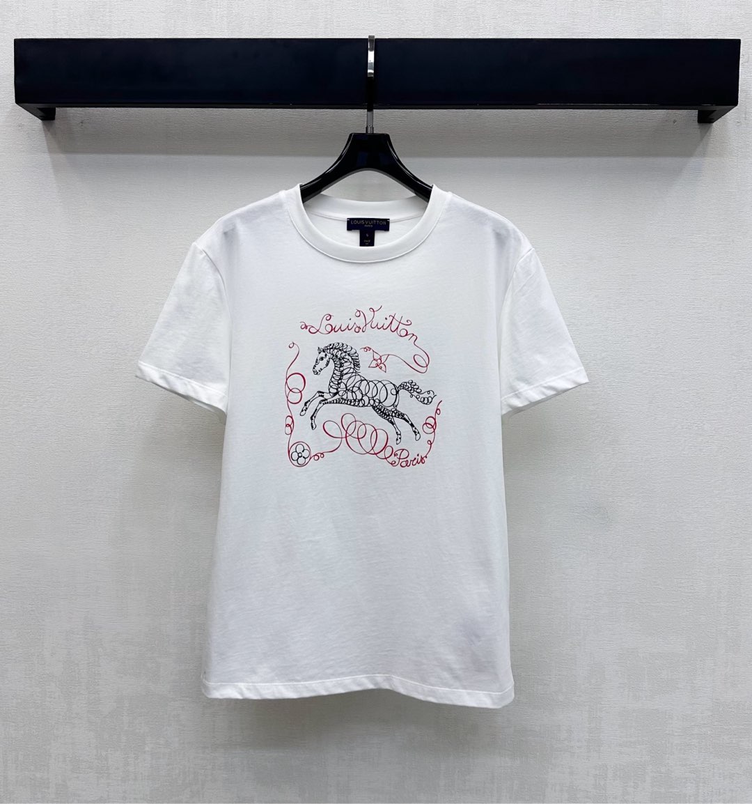 NO:686988,Louis Vuitto*2026 new products are on the shelves. Round neck printed short sleeves. Customized YB imported cotton material. Full texture. Comfortable and breathable. The collar edge is processed with threaded hemming details. It matches the simple and loose fit design to add layering to the look. The hand-painted iconic letters Mercedes-Benz horse and flower pattern are embellished in the center of the chest to highlight the brand tone. Development of surface accessories. Regular round neck short-sleeved T-shirt cut. Casual and relaxed. Stylish when worn alone. High version, Louis Vuitto  vuitton,T-shirt,tees,t-shirt,19860909Louis Vuitto*2026新品上架 圆领印花短袖 定制YB进口全棉材质 质感十足 舒适透气 领边沿用螺纹包边细节处理 配合简约宽松版型设计 增添造型层次感 胸前居中点缀手绘标志性字母奔驰的骏马和花朵图案 彰显品牌调性 面辅料开发 常规圆领短袖T恤剪裁 休闲松弛 单穿内搭出彩时髦 高版本,,louis vuitton,T-shirt,tees，t-shirt,,Women's clothing