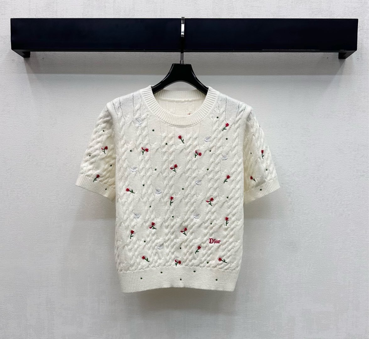 NO:686995,Dio*2026 new arrival round neck embroidered sweater, customized YB imported wool knit material, high quality, comfortable and warm. The collar, cuffs and hem are all processed with threaded hemming details. It is combined with the vertical twist texture crochet design to add a layered look. The whole body is decorated with heavy embroidery rose doves. It is matched with the iconic letter logo element to highlight the brand tone. The development of surface accessories. The round neck short-sleeved top is cut. It is fashionable to wear alone.  High version,,dior,T-shirt,19860909Dio*2026新品上架圆领刺绣针织衫定制YB进口羊毛针织材质 质感上乘 舒适保暖 领边袖口与衣摆都沿用螺纹包边细节处理 配合竖列麻花肌理钩针设计 增添造型层次感 通体采用重工刺绣玫瑰鸽子装饰 搭配标志性字母徽标元素 彰显品牌调性 面辅料开发 圆领短袖上衣剪裁 单穿内搭出彩时髦  高版本,,dior,T-shirt,,Women's clothing