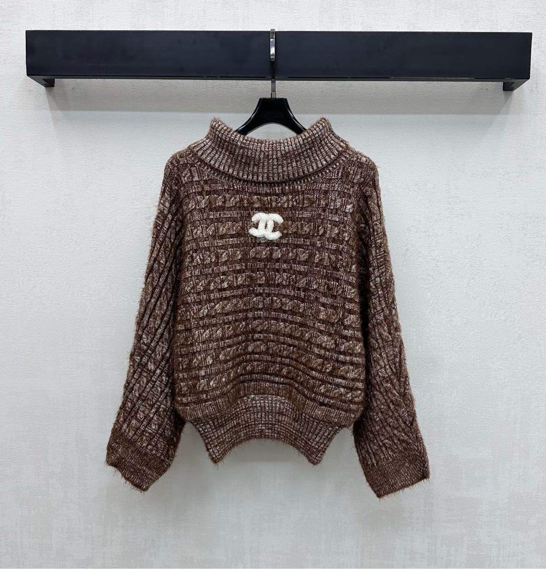 NO:687591,Chane*2026 new arrivals high-neck logo knit top customized with YB imported wool knit material. Comfortable and soft. The collar and hem are edged with elastic threads. It is warm and decorative. It is designed with bat sleeves to add layering to the look. The front is embellished with the iconic double C embroidered letter logo elements to highlight the brand tone. Surface accessories development. High-neck long-sleeved pullover sweater tailoring. It can be paired casually with jeans or a skirt. It is a gentle and appropriate winter atmosphere item. High version 36  38 40,,chanel,skirts,jeans,sweaters,19860909Chane*2026新品上架高领徽标针织上衣定制YB进口羊毛针织材质 舒适柔软 领边与下摆沿用弹力螺纹包边处理 保暖又修饰 配合蝙蝠袖版型设计 增添造型层次感 前襟点缀标志性双C刺绣字母徽标元素 彰显品牌调性 面辅料开发 高领长袖套头毛衣剪裁 随意搭配牛仔裤或半身裙都温柔妥妥的冬日氛围感单品 高版本36 38 40,,chanel,skirts,jeans,sweaters,,Women's clothing