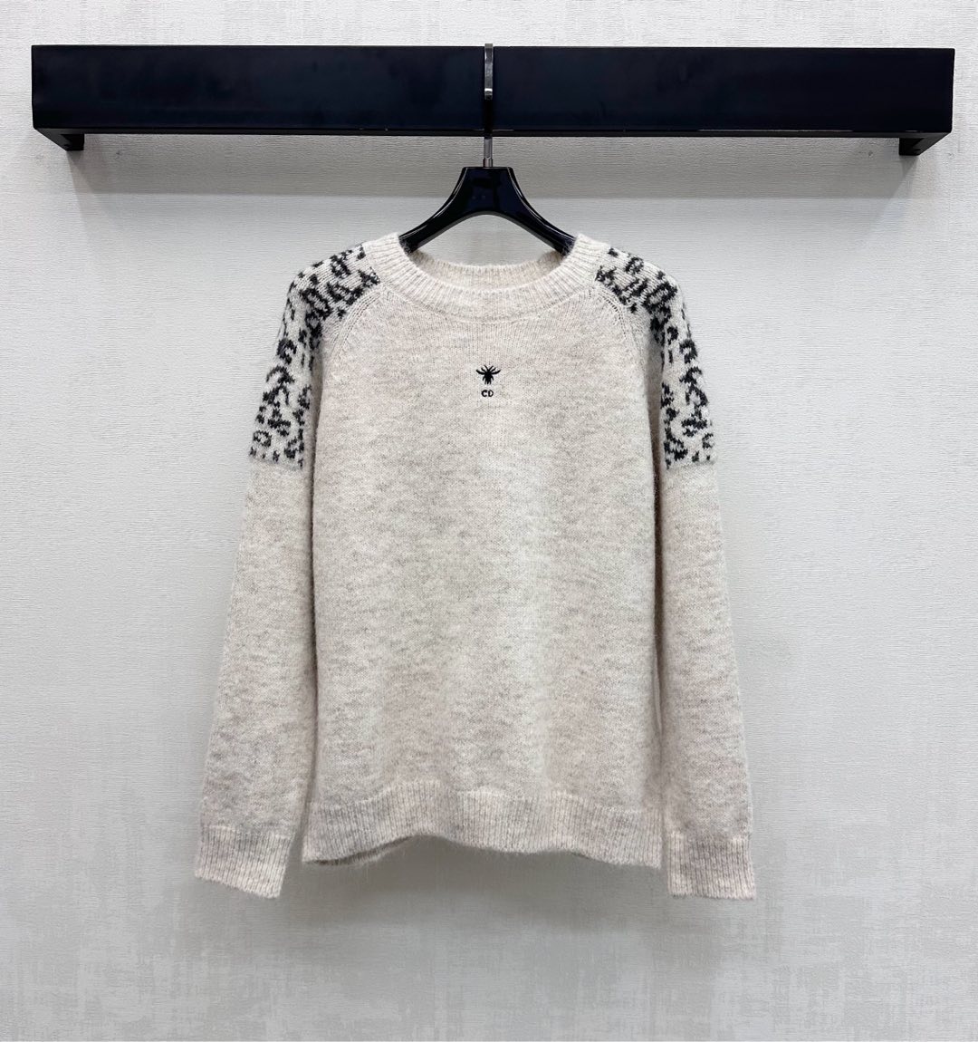 NO:687580,Dio*2026 new arrivals, round neck embroidered logo knitted top, customized YB imported blended wool knitted material, high quality, comfortable and warm. The collar, cuffs and hem are processed with threaded hemming details. It is designed with snowflake jacquard finishing touch on the shoulders to add layering to the look. The chest is embellished with iconic embroidered letters and bee logo elements to highlight the brand tone. Development of surface accessories. Round neck long-sleeved pullover sweater tailoring. Full sense of detail, skin-friendly and warm.  It’s super friendly for all body shapes and looks great when worn alone. High-end version in 2 colors, dior, sweaters,19860909Dio*2026新品上架圆领刺绣徽标针织上衣定制YB进口混纺羊毛针织材质 质感上乘 舒适保暖 领边袖口与下摆沿用螺纹包边细节处理 配合肩部的雪花提花点睛之笔设计 增添造型层次感 胸前点缀标志性刺绣字母小蜜蜂徽标元素装饰 彰显品牌调性 面辅料开发 圆领长袖套头毛衣剪裁 细节感拉满 亲肤又保暖 各种身材都超友好单穿内搭都出彩   高版本2色,,dior,sweaters,,Women's clothing