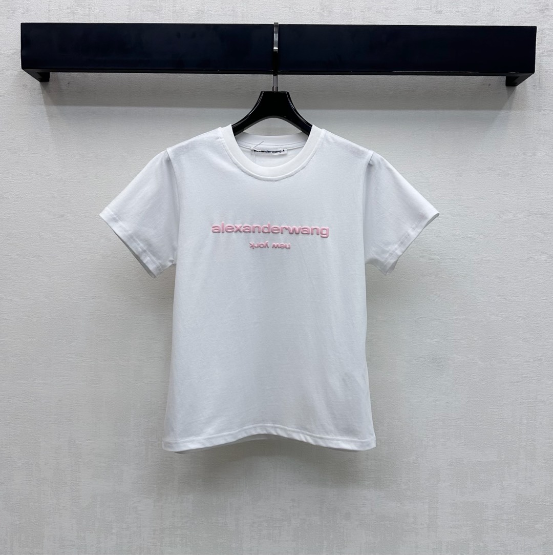 NO:693911,Alexander wan*2026 new products are on the shelves. Round neck short-sleeved logo customized YB imported cotton material. High-quality texture, comfortable and breathable. The collar edge is processed with threaded hemming details to match the smooth and neat overall line design. Add a sense of layering to the shape. The chest is decorated with iconic three-dimensional foam printed letter logo elements to highlight the brand tone. Surface accessories development. Slim-fitting round neck T-shirt tailoring. Unique fashion. Daily casual and relaxed charm. High version 4 colors, T-shirt, tees, t-shirt,19860909Alexander wan*2026新品上架圆领短袖徽标定制YB进口全棉材质 质感上乘 舒适透气 领边沿用螺纹包边细节处理 配合整体线条流畅利落版型设计 增添造型层次感 胸前点缀标志性立体泡沫印花字母徽标元素装饰 彰显品牌调性 面辅料开发 修身圆领T恤剪裁 独特时尚 日常休闲松弛魅力  高版本4色,,T-shirt,tees，t-shirt,,Women's clothing