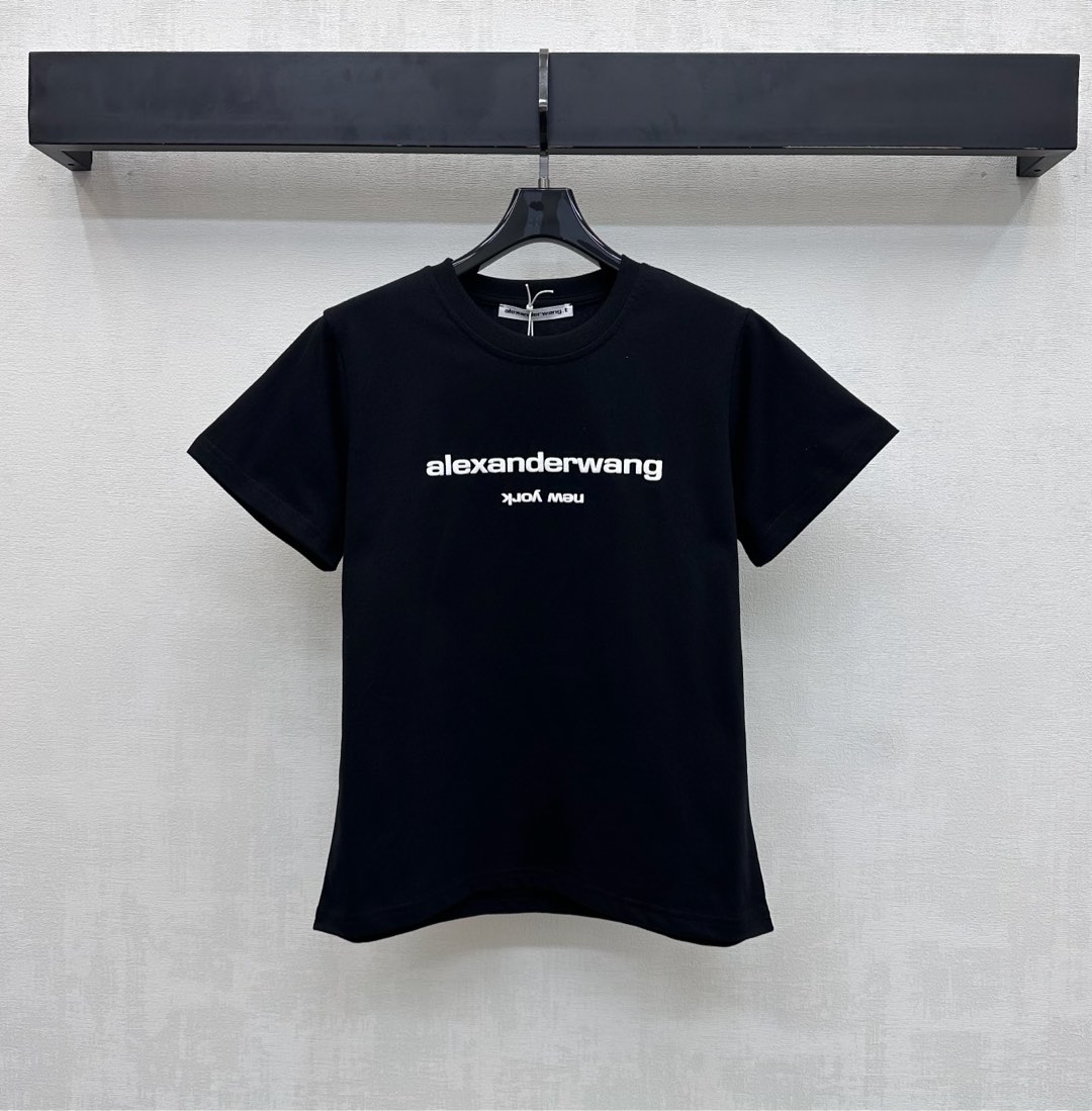 NO:693933,Alexander wan*2026 new products are on the shelves. Round neck short-sleeved logo customized YB imported cotton material. High-quality texture, comfortable and breathable. The collar edge is processed with threaded hemming details to match the smooth and neat overall line design. Add a sense of layering to the shape. The chest is decorated with iconic three-dimensional foam printed letter logo elements to highlight the brand tone. Surface accessories development. Slim-fitting round neck T-shirt tailoring. Unique fashion. Daily casual and relaxed charm. High version 4 colors, T-shirt, tees, t-shirt,19860909Alexander wan*2026新品上架圆领短袖徽标定制YB进口全棉材质 质感上乘 舒适透气 领边沿用螺纹包边细节处理 配合整体线条流畅利落版型设计 增添造型层次感 胸前点缀标志性立体泡沫印花字母徽标元素装饰 彰显品牌调性 面辅料开发 修身圆领T恤剪裁 独特时尚 日常休闲松弛魅力  高版本4色,,T-shirt,tees，t-shirt,,Women's clothing