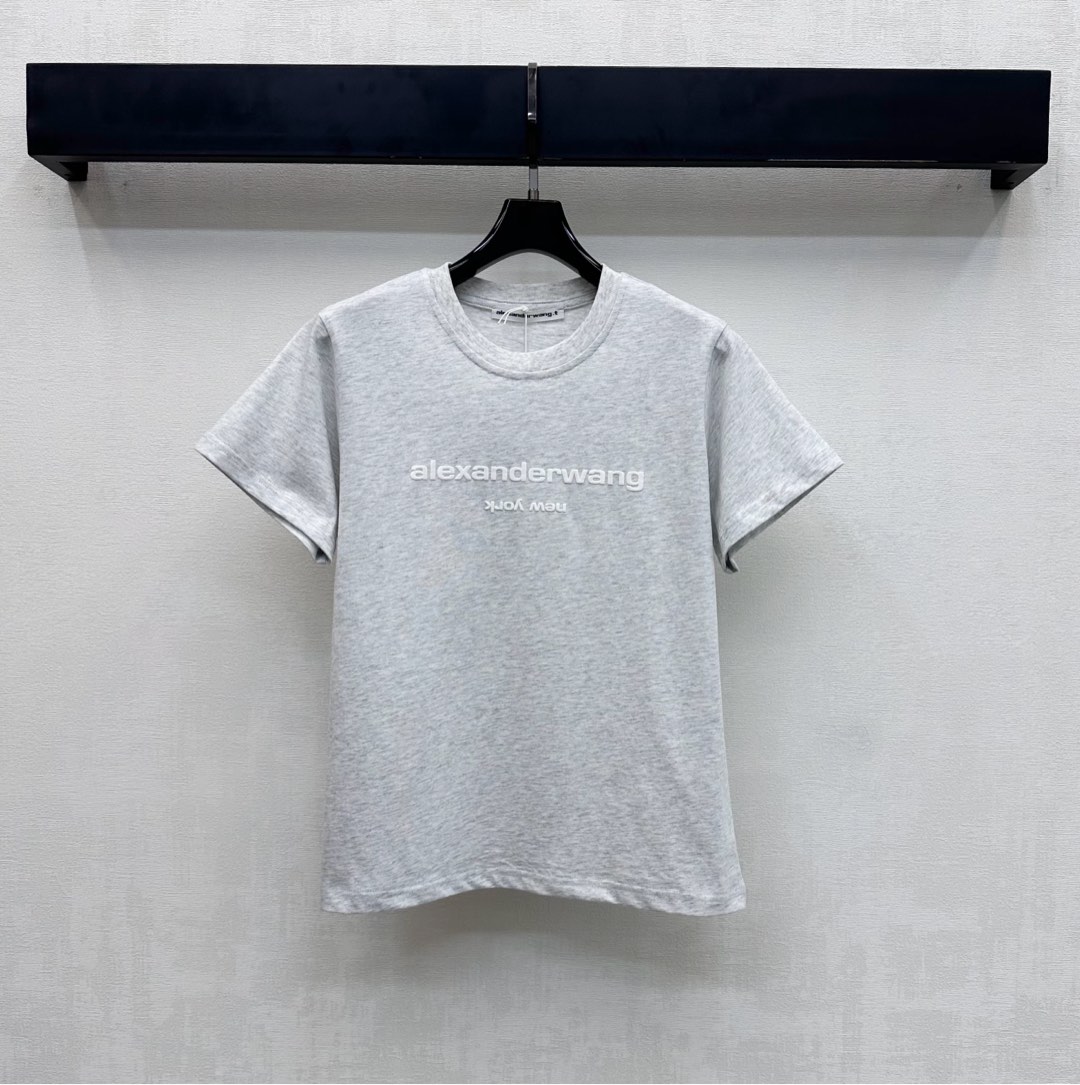 NO:693926,Alexander wan*2026 new products are on the shelves. Round neck short-sleeved logo customized YB imported cotton material. High-quality texture, comfortable and breathable. The collar edge is processed with threaded hemming details to match the smooth and neat overall line design. Add a sense of layering to the shape. The chest is decorated with iconic three-dimensional foam printed letter logo elements to highlight the brand tone. Surface accessories development. Slim-fitting round neck T-shirt tailoring. Unique fashion. Daily casual and relaxed charm. High version 4 colors, T-shirt, tees, t-shirt,19860909Alexander wan*2026新品上架圆领短袖徽标定制YB进口全棉材质 质感上乘 舒适透气 领边沿用螺纹包边细节处理 配合整体线条流畅利落版型设计 增添造型层次感 胸前点缀标志性立体泡沫印花字母徽标元素装饰 彰显品牌调性 面辅料开发 修身圆领T恤剪裁 独特时尚 日常休闲松弛魅力  高版本4色,,T-shirt,tees，t-shirt,,Women's clothing