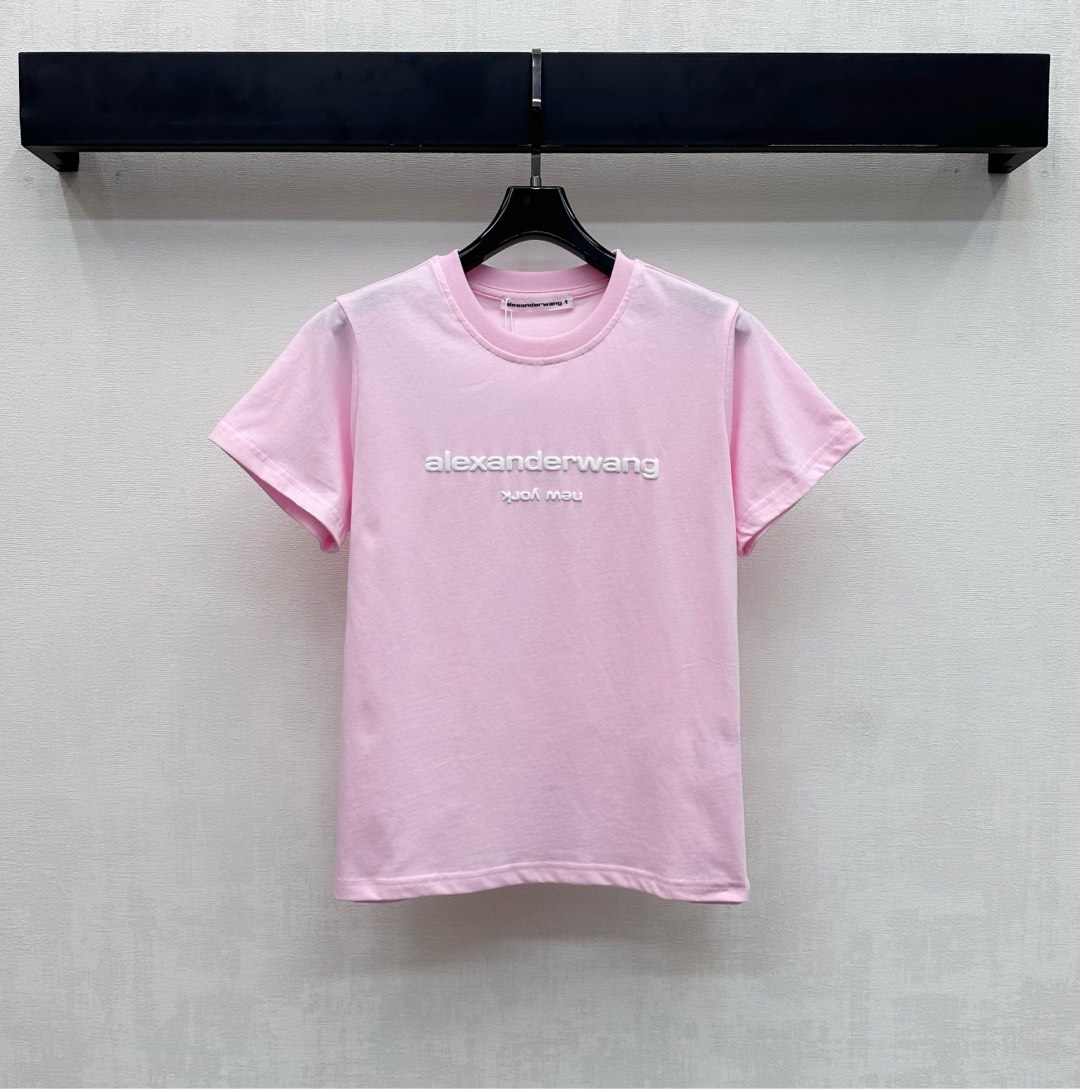 NO:693900,Alexander wan*2026 new products are on the shelves. Round neck short-sleeved logo customized YB imported cotton material. High-quality texture, comfortable and breathable. The collar edge is processed with threaded hemming details to match the smooth and neat overall line design. Add a sense of layering to the shape. The chest is decorated with iconic three-dimensional foam printed letter logo elements to highlight the brand tone. Surface accessories development. Slim-fitting round neck T-shirt tailoring. Unique fashion. Daily casual and relaxed charm. High version 4 colors, T-shirt, tees, t-shirt,19860909Alexander wan*2026新品上架圆领短袖徽标定制YB进口全棉材质 质感上乘 舒适透气 领边沿用螺纹包边细节处理 配合整体线条流畅利落版型设计 增添造型层次感 胸前点缀标志性立体泡沫印花字母徽标元素装饰 彰显品牌调性 面辅料开发 修身圆领T恤剪裁 独特时尚 日常休闲松弛魅力  高版本4色,,T-shirt,tees，t-shirt,,Women's clothing