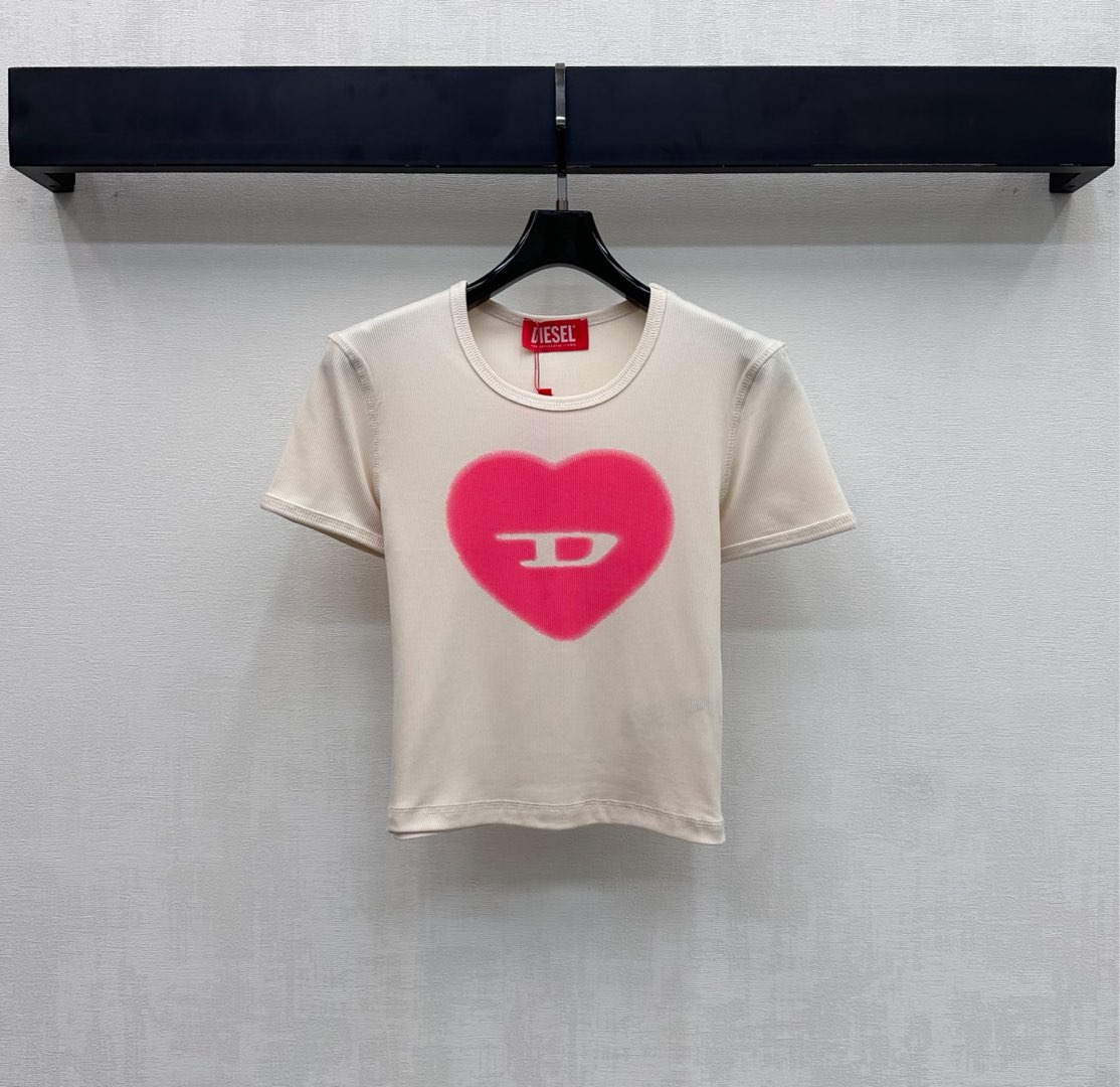 NO:687570,Diese*2026 new products are on the shelves. Round neck short-sleeved printed custom YB imported cotton material. Full texture, comfortable and stylish. Smooth and neat cutting on the front to add layering to the look. Decorated with iconic letters and love printed pattern on the chest to highlight the brand tone. Development of fabric accessories. Slim-fitting round neck short-sleeved T-shirt cut. High-end fashionable for single wear. High-end 3-color version, T-shirt, tees, t-shirt,19860909Diese*2026新品上架圆领短袖印花定制YB进口全棉材质 质感十足 舒适有型 前襟走线流畅利落版型裁剪 增添造型层次感 胸前点缀标志性字母爱心印花图案装饰 彰显品牌调性 面辅料开发 修身圆领短袖T恤剪裁 单穿内搭高级时髦  高版本3色,,T-shirt,tees，t-shirt,,Women's clothing