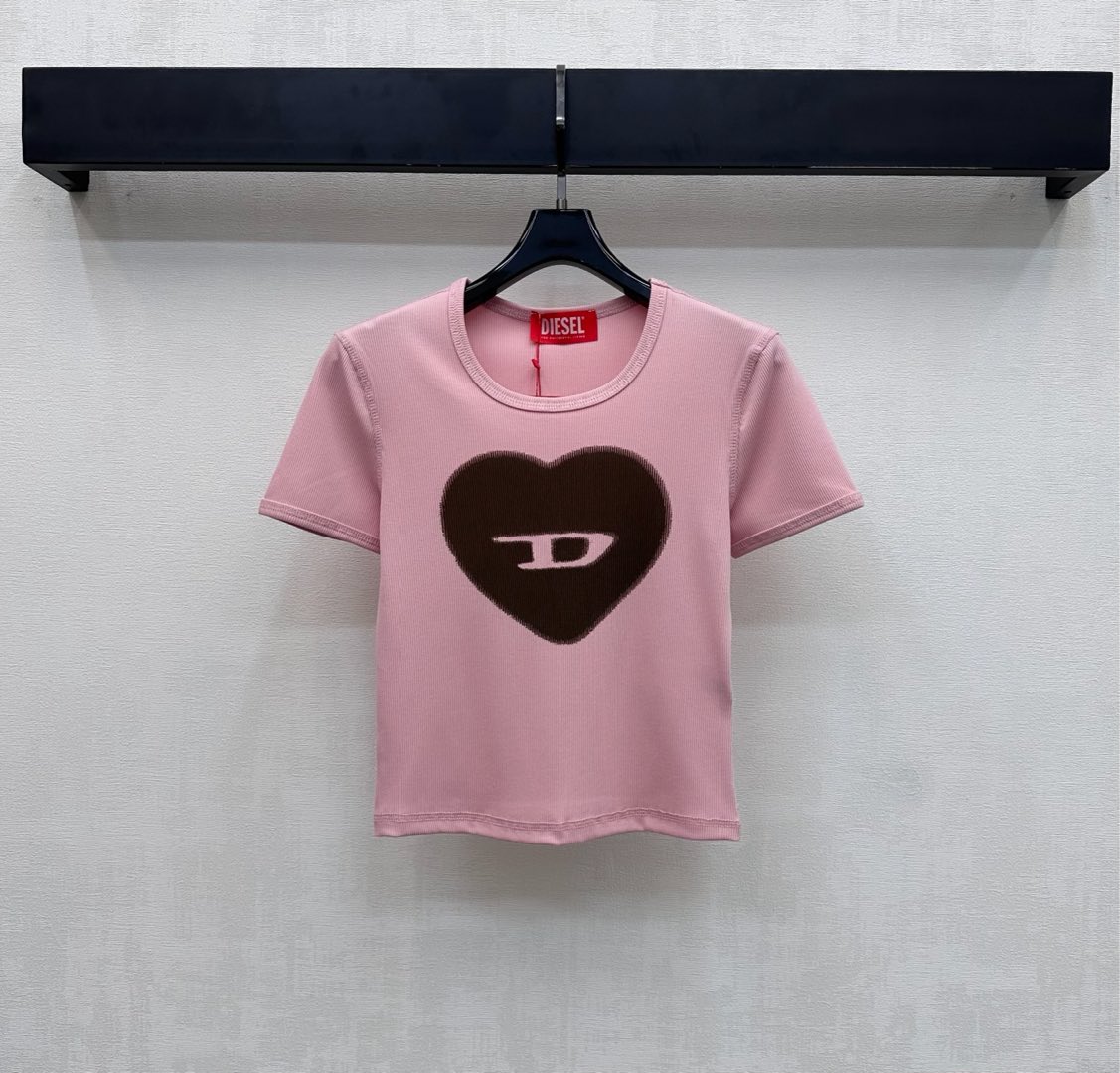 NO:687564,Diese*2026 new products are on the shelves. Round neck short-sleeved printed custom YB imported cotton material. Full texture, comfortable and stylish. Smooth and neat cutting on the front to add layering to the look. Decorated with iconic letters and love printed pattern on the chest to highlight the brand tone. Development of fabric accessories. Slim-fitting round neck short-sleeved T-shirt cut. High-end fashionable for single wear. High-end 3-color version, T-shirt, tees, t-shirt,19860909Diese*2026新品上架圆领短袖印花定制YB进口全棉材质 质感十足 舒适有型 前襟走线流畅利落版型裁剪 增添造型层次感 胸前点缀标志性字母爱心印花图案装饰 彰显品牌调性 面辅料开发 修身圆领短袖T恤剪裁 单穿内搭高级时髦  高版本3色,,T-shirt,tees，t-shirt,,Women's clothing