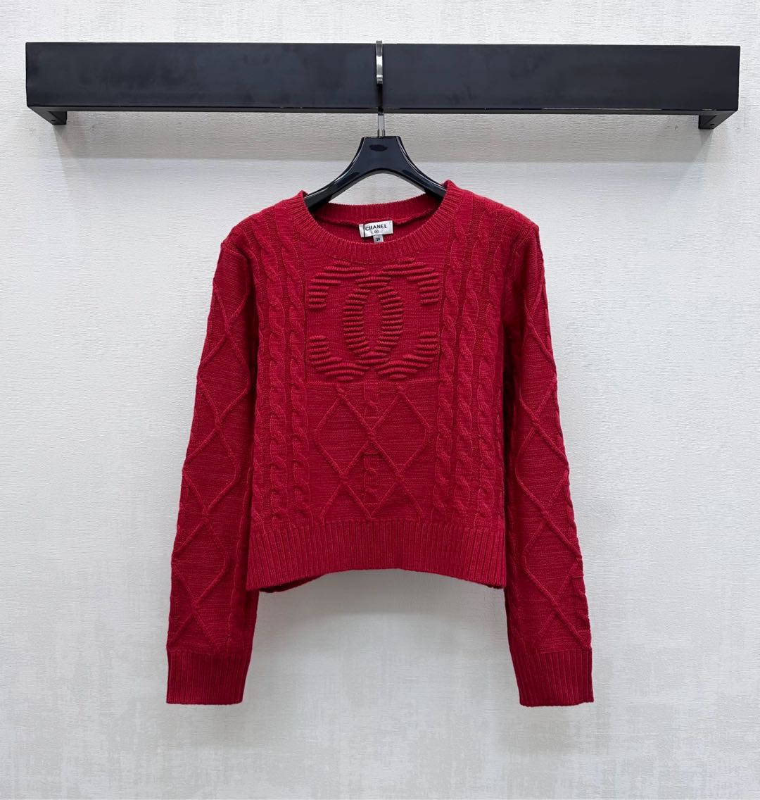 NO:693947,Chane*2026 New Arrival Round Neck Logo Knitted Sweater Customized YB Imported Wool Knitted Material Full Texture Comfortable and Soft Collar Cuffs and Hem Neatly Threaded Hemming Processed with Vertical Twist Texture Crochet Design Adds Layering to the Style Three-dimensional Diamond Texture in the Center of the Chest with Exquisite Double C Jacquard Highlights the Brand Tonality Development of Surface Accessories Round Neck Long Sleeve Pullover Tailoring Can Make You the Focus Easily for Daily Commuting or Holiday Partying  Properly responsible for the New Year atmosphere. High version 2 colors 36 38 40,,chanel,sweaters,19860909Chane*2026新品上架圆领徽标针织毛衣定制YB进口羊毛针织材质 质感十足 舒适柔软 领边袖口与下摆利落螺纹包边处理 配合竖列麻花肌理钩针设计 增添造型层次感 胸前居中点缀立体的菱格纹理搭配精致双C提花 彰显品牌调性 面辅料开发 圆领长袖套头剪裁 日常通勤还是节日聚会 都能让你轻松成为焦点 妥妥的新年氛围感担当 高版本2色36 38 40,,chanel,sweaters,,Women's clothing