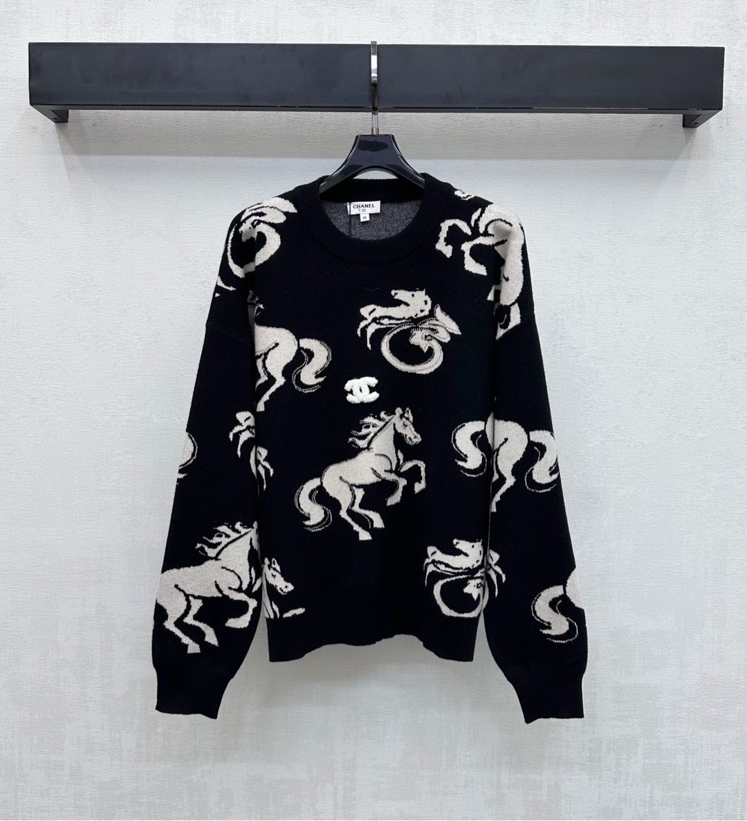 NO:693952,Chane*2026 new products are on the shelves. Round neck long-sleeved knitted sweater. The whole body is designed with contrasting color all-over horse knitting. It is matched with the classic loose version to cover the flesh and make the body look slimmer. It adds a sense of layering to the look. The iconic embroidered double C letter logo element is decorated in the center of the chest to highlight the brand tone. The development of surface accessories. Round neck pullover long-sleeved tailoring. It has a festive atmosphere. Whether it is a New Year's Eve party or visiting relatives and friends, it is easy to grasp the sense of ritual of the New Year. High version 2 colors 36 38  40,,chanel,sweaters,19860909Chane*2026新品上架 圆领长袖针织毛衣 整体采用撞色满印骏马针织设计 配合经典宽松版型遮肉显瘦 增添造型层次感 胸前居中点缀标志性刺绣双C字母徽标元素装饰 彰显品牌调性 面辅料开发 圆领套头长袖剪裁 自带节日氛围感 不管是跨年聚会还是走亲访友 轻松拿捏新年的仪式感  高版本2色36 38 40,,chanel,sweaters,,Women's clothing