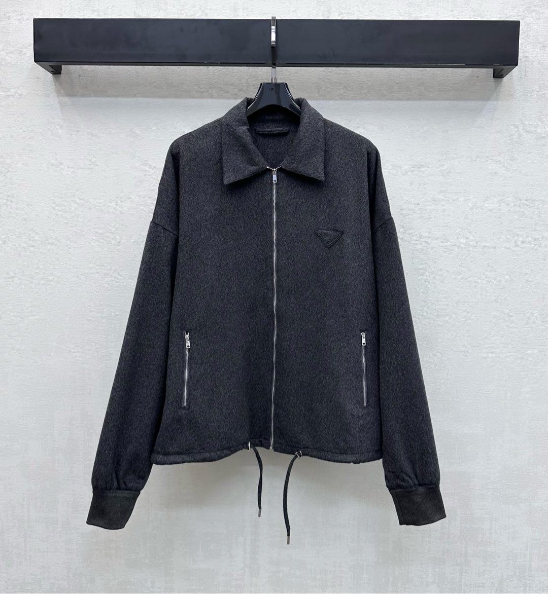 NO:693919,Prad*2025 New Arrival Lapel Woolen Logo Jacket Customized YB Imported Woolen Material Comfortable and Warm Front Placket and Symmetrical Pockets Engraved Zipper Adjustment Design Hem Drawstring Tightening and Elastic Threaded Hemming on the Cuffs Adds a Layer to the Style Signature Embroidered Triangle Logo Elements on the Chest Highlights Brand Tonality Soft and Advanced Surface Accessories Development Regular Lapel Long Sleeve Shirt Cut Fashionable and Fashionable for Autumn and Winter Layering High Version, Prada, Jackets &  coats,19860909Prad*2025新品上架翻领羊毛呢徽标外套定制YB进口羊毛呢材质 舒适保暖 前襟与对称口袋刻印拉链调节设计 衣摆抽绳收紧搭配袖口弹力螺纹包边处理 增添造型层次感 胸前点缀标志性刺绣三角徽标元素 彰显品牌调性 柔软高级 面辅料开发 常规翻领长袖衬衣剪裁 秋冬叠穿时髦洋气 高版本,,prada,jackets & coats,,Women's clothing