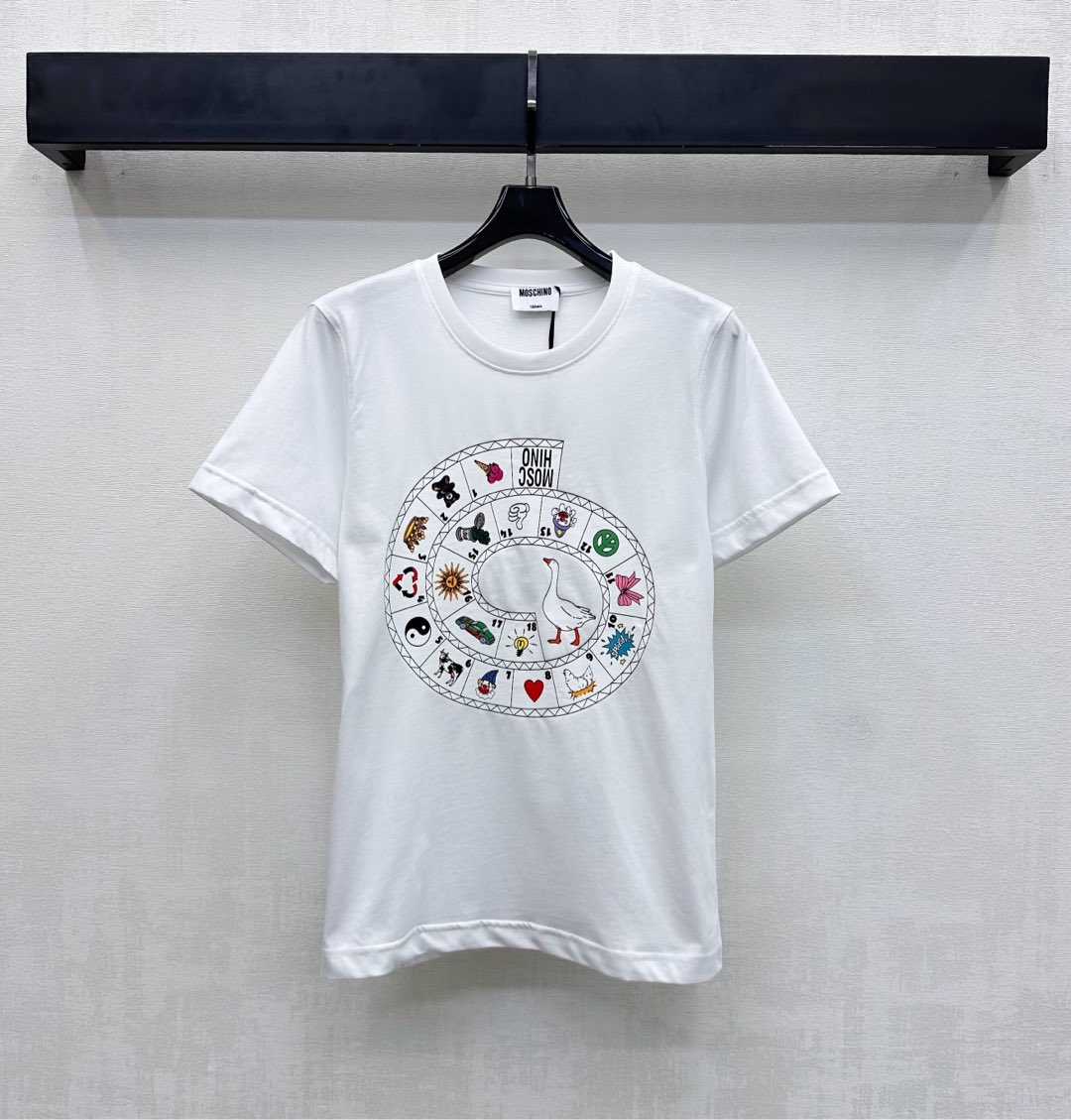 NO:693892,Moachin*2026 new products on the shelves round neck printed thread custom YB imported cotton material, breathable and comfortable, full of texture. The front is processed by printing technology to outline the spiral frame cartoon style animals and other elements to add layering to the shape. Decorated with the iconic letter logo to highlight the brand tone. Development of surface accessories. Conventional round neck short-sleeved T-shirt tailoring. Colorful collision style playful and age-reducing. Bright and fashionable early spring item  High version,,T-shirt,tees,t-shirt,19860909Moachin*2026新品上架圆领印花螺纹定制YB进口全棉材质 透气舒适 质感十足 前襟利用印花工艺处理 勾勒出螺旋状外框卡通风格的动物等元素 增添造型层次感 配合标志性字母徽标装饰 彰显品牌调性 面辅料开发 常规圆领短袖T恤剪裁 彩色碰撞画风俏皮减龄 亮眼时髦的早春单品  高版本,,T-shirt,tees，t-shirt,,Women's clothing