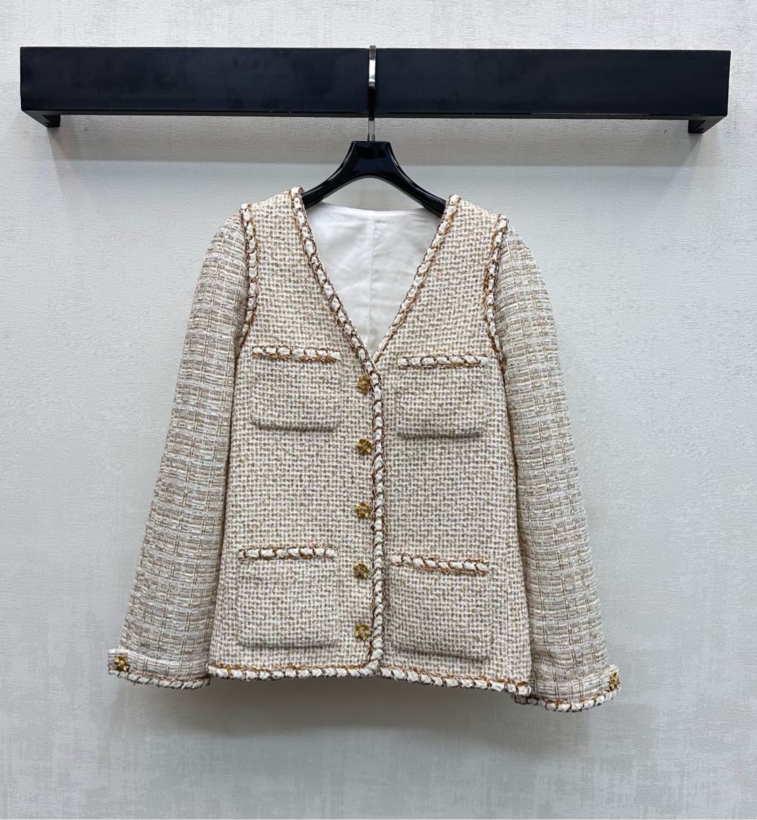 NO:693916,Chane*2026 new arrivals, bound fake two-piece dress jacket made of custom YB imported slub woolen material, high-end texture and full appearance. The collar extends to the hem with golden brown interwoven binding details. The symmetrical four pockets on the front echo the hemming of the sleeves. The V-neck design outlines the delicate neck line and adds a sense of layering. The placket uses metal flower rhinestones and the iconic double C letter logo elements. The cuff buttons are adjusted to echo the brand tone. Development of surface accessories.  V-neck dress and spliced jacket tailoring. The elegant atmosphere of a French socialite. Fashionable for daily wear. High version 36 38 40,,chanel,jackets & coats,19860909Chane*2026新品上架捆边假两件洋装外套定制YB进口粗纺羊毛呢材质 质感高级 品相十足 领边延伸至下摆都采用金棕交织捆边细节处理 前襟对称四口袋边与袖边包边呼应 配合V领设计勾勒出精致颈部线条 增添造型层次感 开襟沿用金属花朵水钻与标志性双C字母徽标元素 袖口纽扣调节相呼应 彰显品牌调性 面辅料开发 V领洋装拼接外套剪裁 法式名媛的优雅氛围感 日常穿搭气质时髦 高版本36 38 40,,chanel,jackets & coats,,Women's clothing