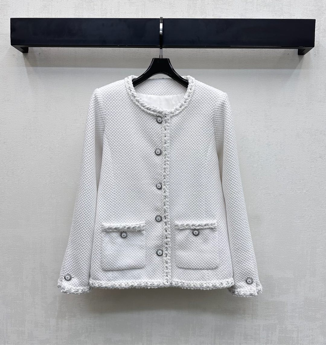 NO:693954,Chane*2026 new products are on the shelves. Round neck bundled edge woolen dress jacket. Customized YB imported slub woolen material. High-end texture and full appearance. The whole body follows the three-dimensional diamond texture with raw edge design. The collar extends to the hem binding process. The cuffs and pocket edges echo to add a sense of layering. The details show ingenuity. The placket is embellished with the iconic double C letter metal button adjustment decoration to highlight the brand's tonality. It is also the finishing touch. Development of surface accessories  Round neck dress jacket style tailoring. Whether worn with a dress or jeans, you can easily wear it with the exquisite atmosphere of a French socialite. High version 2 colors 36 38 40,,chanel,skirts,jeans,jackets & coats,19860909Chane*2026新品上架 圆领捆边粗纺洋装外套 定制YB进口粗纺羊毛呢材质 质感高级 品相十足 整体沿用立体菱格肌理搭配毛边镶边设计 配合领边延伸至下摆捆边处理 袖口与口袋包边呼应 增添造型层次感 细节处尽显匠心 开襟点缀标志性双C字母金属纽扣调节装饰 彰显品牌调性 更是点睛之笔 面辅料开发 圆领洋装外套版型剪裁 不管是搭连衣裙还是牛仔裤 都能轻松穿出法式名媛的精致氛围感   高版本2色36 38 40,,chanel,skirts,jeans,jackets & coats,,Women's clothing