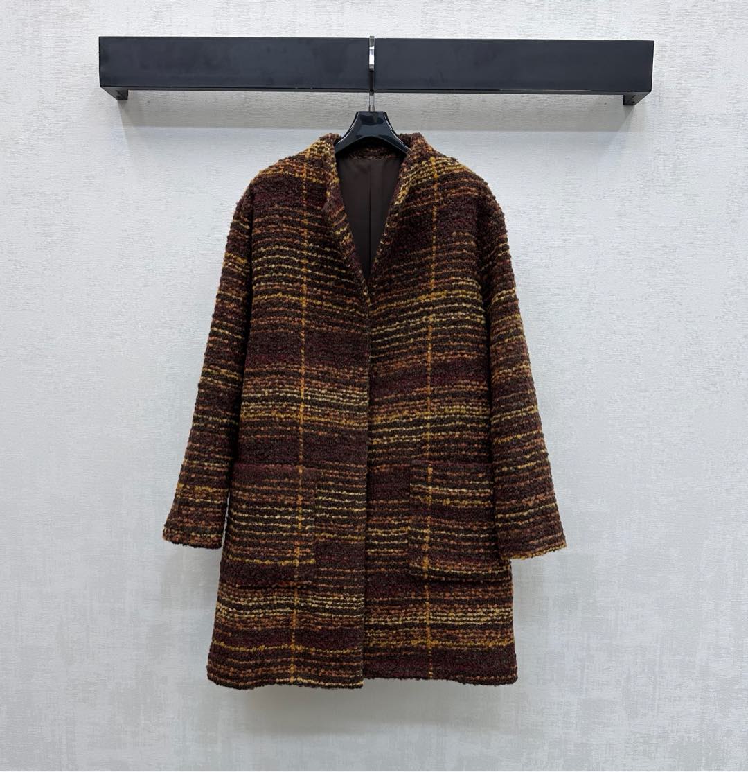 NO:693923,LP*2026 new arrivals, woven mid-length woolen jacket, custom-made YB imported woolen woolen material, high-end texture, full appearance, cocoon-shaped placket to modify the body shape, brown and yellow intertwined striped texture with retro texture, highlighting the brand tone, tweed material is thick and high-end, loose version is not flattering but also covers the flesh and looks slimming, making the body slender and straight, adding layering to the look. Development of surface accessories, cutting of mid-length round neck coat  You can wear it casually to create a lazy and sophisticated autumn and winter atmosphere. The upper body is in a ladylike style, perfectly interpreting the high-end old money style. High version, loro piana, jackets & coats,19860909LP*2026新品上架编织中长款毛呢外套定制YB进口粗纺羊毛呢材质 质感高级 品相十足 茧型开襟修饰身形 棕黄交织的条纹纹理自带复古质感 彰显品牌调性 粗花呢材质厚实又高级 宽松版型不挑身材还遮肉显瘦 让身姿纤细挺拔 增添造型层次感 面辅料开发 中长款圆领大衣外套剪裁 随手一搭就能穿出慵懒又精致的秋冬氛围感 上身名媛格调立显 完美演绎高级老钱风格   高版本,,loro piana,jackets & coats,,Women's clothing