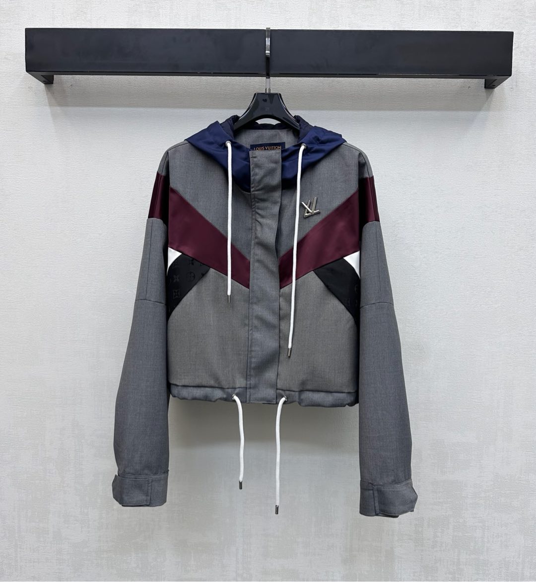 NO:693948,Louis Vuitto*2026 New Arrivals Hooded Drawstring Logo Jacket Customized YB Imported Material High Quality Comfortable and Stylish Use Zippers and Snap Buttons to Adjust the Placket Cuff Snap Buttons and Hem Drawstrings to Tighten and Modify the Style Adding Layer to the Style Decoration of the Iconic Metal Letters Logo Elements on the Chest Highlights the Brand Tonality Development of Surface Accessories Hooded Zipper Jacket Tailoring Can be paired with the same series of layered skirts or high-waisted straight trousers to complete the fashion trend  high version,,louis vuitton,skirts,jackets & coats,jackets & coats,hats,19860909Louis Vuitto*2026新品上架连帽抽绳徽标外套定制YB进口材质 质感上乘 舒适有型 沿用拉链与按扣调节开襟设计 袖口按扣配合衣摆抽绳收紧修饰 增添造型层次感 胸前点缀标志性金属字母徽标元素装饰 彰显品牌调性 面辅料开发 连帽拉链夹克外套剪裁 可搭配同系列层叠半裙或高腰直筒长裤 成套穿搭时尚潮流  高版本,,louis vuitton,skirts,jackets & coats,jackets & coats,hats,,Women's clothing
