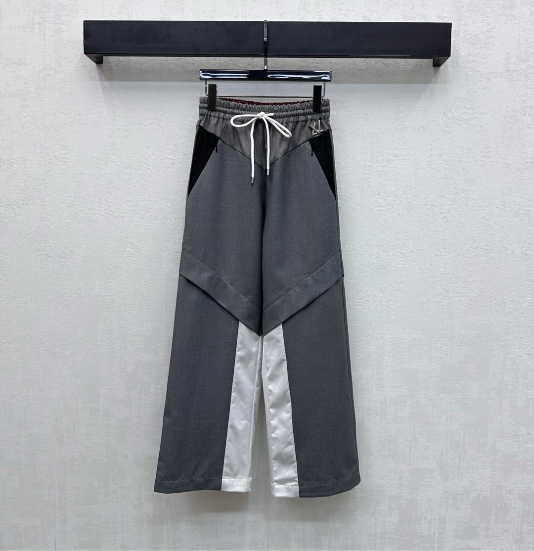 NO:693936,Louis Vuitto*2026 new arrival drawstring straight-leg logo trousers, custom-made YB imported material, comfortable texture, stiff and stylish, elastic tightening drawstring adjustment design at the waist, overall using contrasting color processing with symmetrical zipper pockets, high-end and fashionable, adding layering to the look. Signature metal letter logo elements are embellished on one side of the waist and hips to highlight the brand's tone. Development of surface accessories. High-waisted straight drawstring trousers cut. Can be paired with jackets and jackets of the same series.  Complete set of fashion trends high version,,louis vuitton,jackets & coats,jackets & coats,19860909Louis Vuitto*2026新品上架抽绳直筒徽标长裤定制YB进口材质 质感舒适 挺括有型 腰间弹力收紧抽绳调节设计 整体采用拼接撞色处理配合对称插兜拉链口袋 高级时髦 增添造型层次感 腰胯单侧点缀标志性金属字母徽标元素 彰显品牌调性 面辅料开发 高腰直筒抽绳长裤剪裁 可搭配同系列夹克外套 成套穿搭时尚潮流  高版本,,louis vuitton,jackets & coats,jackets & coats,,Women's clothing