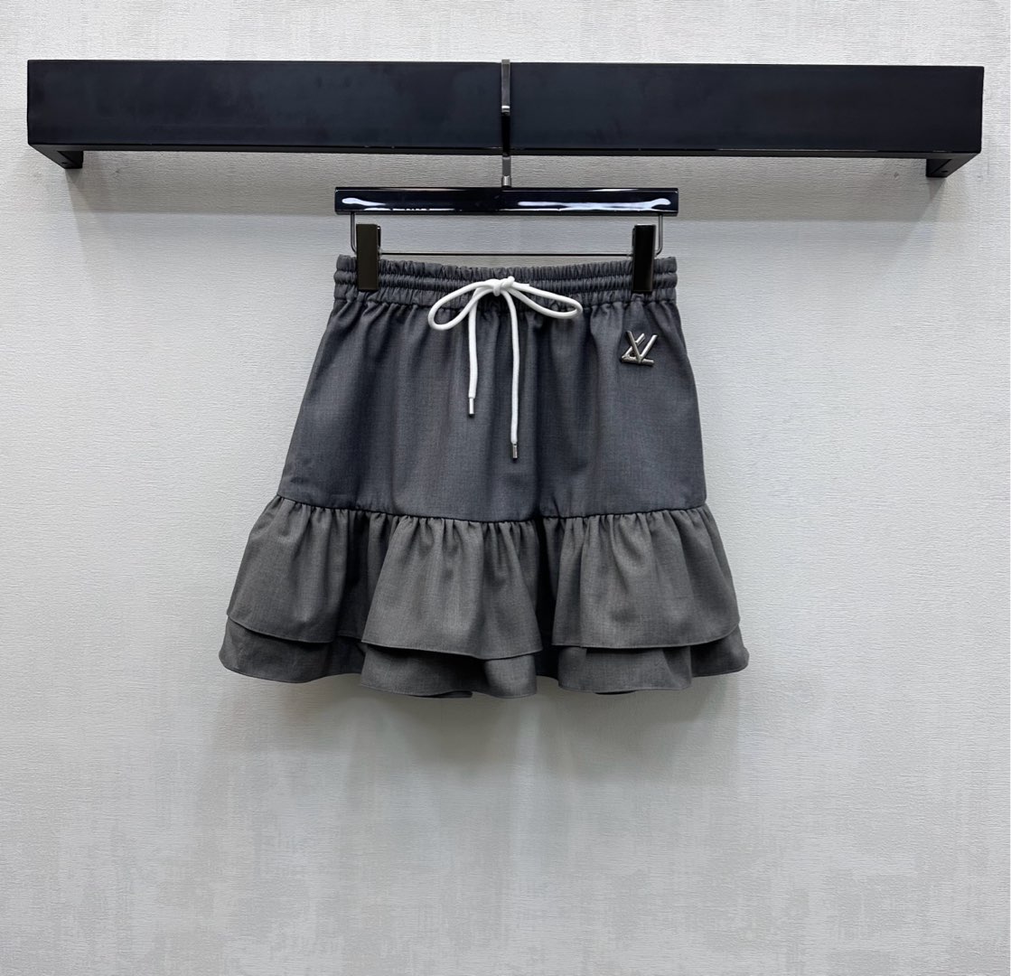 NO:693937,Louis Vuitto*2026 new arrival drawstring laminated logo skirt. Customized YB imported material. High quality. Comfortable and stylish. Elastic tightening at the waist and drawstring adjustment design.  vuitton,skirts,jackets & coats,jackets & coats,19860909Louis Vuitto*2026新品上架抽绳层叠徽标半裙 定制YB进口材质 质感上乘 舒适有型 腰间弹力收紧与抽绳调节设计 A字版型配合裙摆层叠修饰 增添造型层次感 腰胯单侧点缀金属标志性字母徽标元素 彰显品牌调性 面辅料开发 荷叶边半裙剪裁 可搭配同系列夹克外套 成套穿搭时尚潮流  高版本,,louis vuitton,skirts,jackets & coats,jackets & coats,,Women's clothing