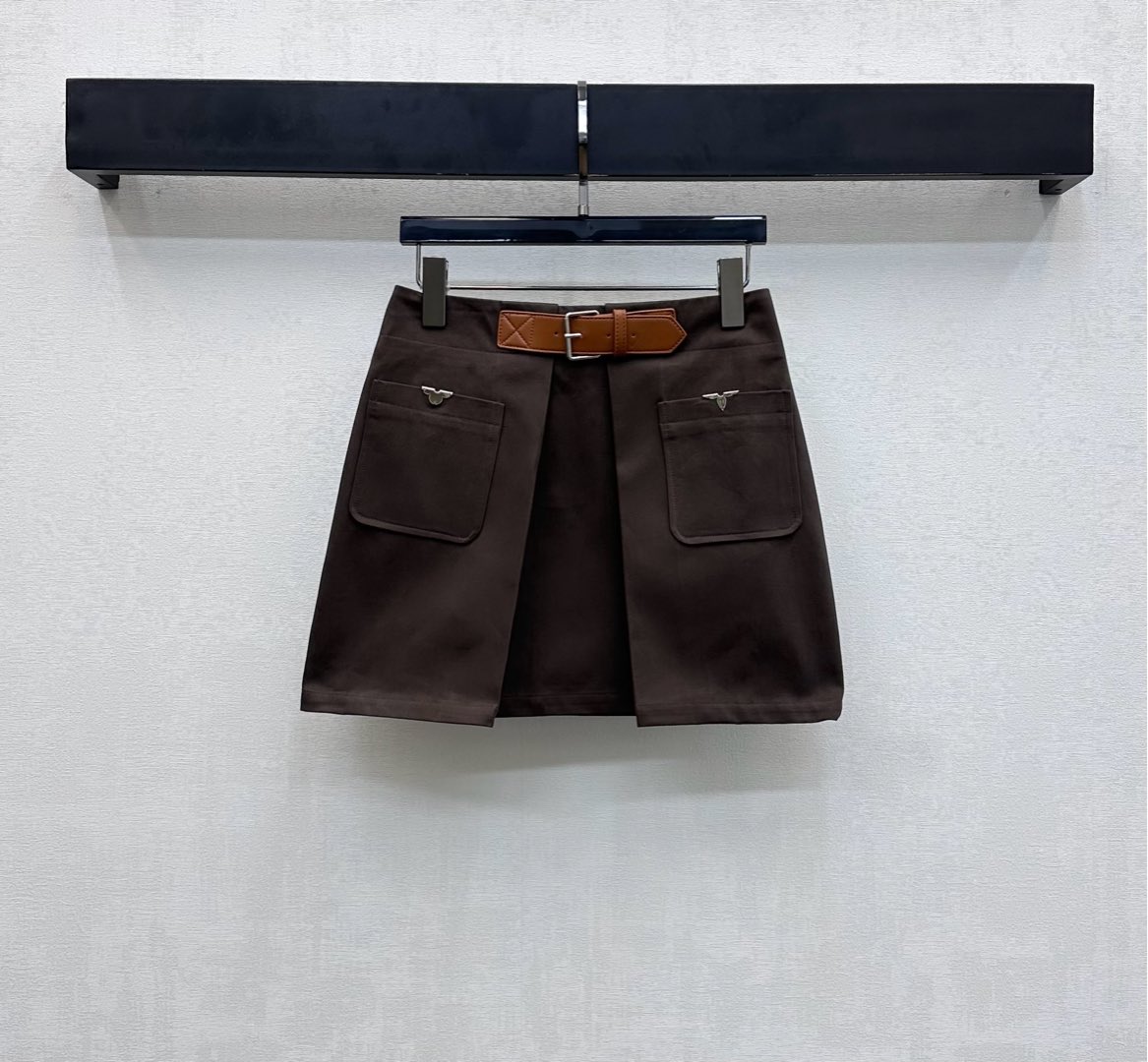NO:693957,Louis Vuitto*2026 new arrivals Belt Pleated Skirt Customized YB imported twill cotton material Draped, comfortable and stylish Micro-A pleated cut on the outer profile combined with symmetrical design on both sides of the skirt door adds layering to the look Pockets are embellished with the iconic metal four-leaf clover logo decoration Highlighting the brand's tone Brown leather belt brightens the overall tone Presenting Maillard Western style that is both sweet, spicy and handsome Surface and accessories development High-waisted pleated skirt cut Can be paired with suit jackets of the same series  Complete sets of high-end and fashionable outfits, high version, Louis Vuitton, skirts, jackets & coats, business suit,19860909Louis Vuitto*2026新品上架腰带压褶短裙定制YB进口斜纹全棉材质 垂顺舒适有型 外廓微A压褶裁剪配合裙门两侧对称设计 增添造型层次感 口袋点缀标志性金属四叶草徽标装饰 彰显品牌调性 咖啡色皮带提亮整体色调 呈现美拉德西部风甜辣与帅气兼备 面辅料开发 高腰压褶短裙剪裁 可搭配同系列西装外套 成套穿搭高级时髦  高版本,,louis vuitton,skirts,jackets & coats,business suit,,Women's clothing