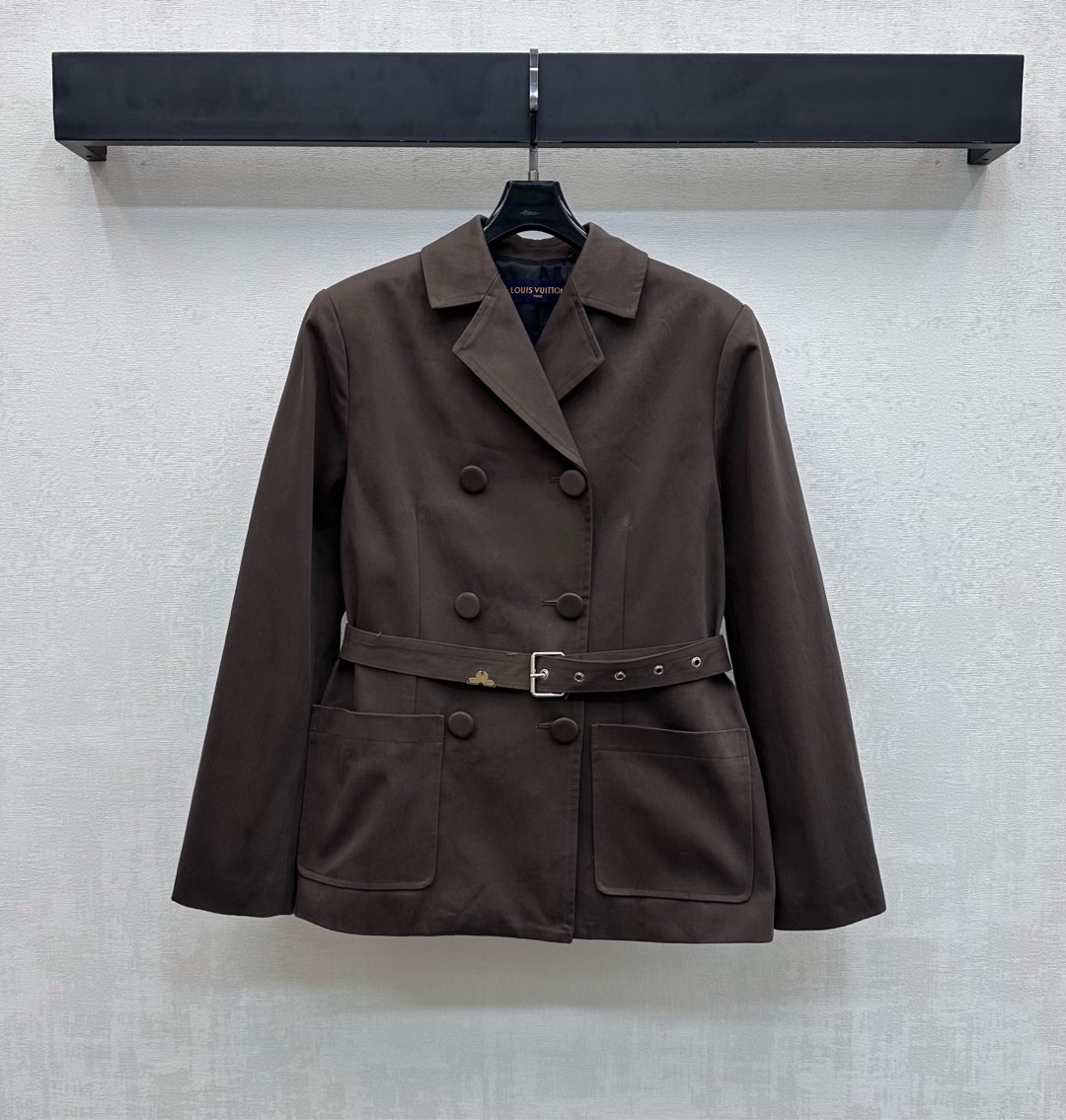 NO:693968,Louis Vuitto*2026 New Arrival Lapel Belt Suit Jacket Customized YB Imported Twill Cotton Material Draped and Stylish Right Shoulder Gun-Butt Style Double Row Front Button Adjustment Design Used with Perforated Belt of this Fabric to Create an Elegant and Elegant Figure Decorated with the Iconic Metal Four-leaf Clover Logo to Add a Layer of Style Fully Lined with Clover Letter Logo Jacquard Dark Pattern Elements Highlighting the Brand's Tonality Simple and Attractive Surface Accessories Development Lapel Suit Jacket Tailoring Can be matched with pleated skirts of the same series  Complete sets of high-end and fashionable outfits, high version, Louis Vuitton, skirts, jackets & coats, business suit,19860909Louis Vuitto*2026新品上架翻领腰带西装外套定制YB进口斜纹全棉材质 垂顺有型 正肩枪驳式版型双排前襟纽扣调节设计 配合本布穿孔腰带打造优雅气质身段 点缀标志性金属四叶草徽标装饰 增添造型层次感 内衬满铺四叶草字母徽标提花暗纹元素 彰显品牌调性 简约大气 面辅料开发 翻领西装外套剪裁 可搭配同系列压褶短裙 成套穿搭高级时髦   高版本,,louis vuitton,skirts,jackets & coats,business suit,,Women's clothing