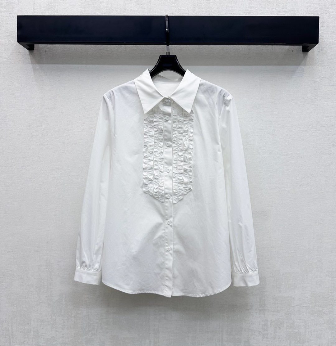 NO:695175,Chane*2026 new arrival lapel pleated lace shirt. Customized YB imported twill cotton material. High quality, comfortable and breathable. The pleated lace craft design is integrated into the front to highlight the brand tone. It uses minimalist plain colors with exquisite texture. It can be adjusted with buttons to adjust the placket. The loose version is not flattering to the body shape and adds layering to the look. Development of surface accessories. Lapel lace loose shirt tailoring. Layer a suit or sweater. It is very fashionable for daily commuting.  Versatile item high version 36 38 40,,chanel,business suit,19860909Chane*2026新品上架翻领褶皱花边衬衣 定制YB进口斜纹全棉材质 质感上乘 舒适透气 前襟融入褶皱花边工艺设计 彰显品牌调性 采用极简素色搭配精致的肌理感 配合纽扣调节开襟处理 以及宽松版型不挑身形 增添造型层次感 面辅料开发 翻领花边宽松衬衣剪裁 叠穿西装或者针织衫 通勤日常都很出彩时尚 百搭单品  高版本36 38 40,,chanel,business suit,,Women's clothing