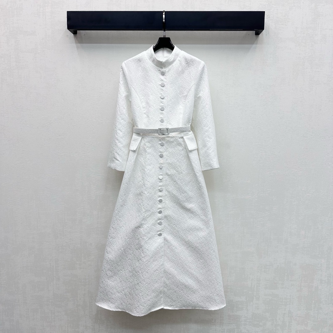 NO:695199,Dio*2026 New Arrival Jacquard Belt Dress Customized YB imported twill cotton material Delicate luster, crisp and stylish The whole body is covered with bouquet embossed pattern design to highlight the brand tone The placket button design is matched with symmetrical flap pocket decoration The perforated belt tightening adjustment process highlights the proportion and body modification Adds a sense of layering to the look Surface accessories development Lapel long-sleeved dress tailoring Style and charm for commuting and dating British elegance High version, dior, skirts,19860909Dio*2026新品上架提花腰带连衣裙定制YB进口斜纹棉材质 光泽细腻 挺括有型 通体铺满花束压纹图案设计 彰显品牌调性 开襟纽扣设计配合对称翻盖口袋装饰 穿孔腰带束紧调节处理凸显比例修饰身材 增添造型层次感 面辅料开发 翻领长袖连衣裙版型剪裁 通勤约会穿搭气质魅力英伦优雅 高版本,,dior,skirts,,Women's clothing