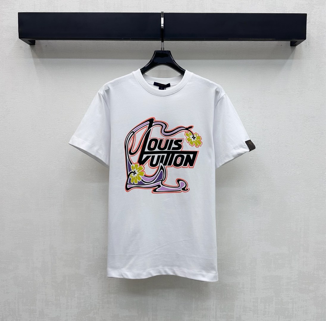 NO:697254,Louis Vuitto*2026 new products are launched with printed letter logo. Customized YB imported raw cotton material. Breathable, comfortable and full of texture. The iconic letters are embellished in the center of the chest with contrasting pattern printing. One side cuff is integrated with the leather logo to echo the brand tone. Simple and loose short-sleeved version. The collar edge is designed with threaded edges to add layering to the look. Development of surface accessories. Conventional round neck short-sleeved T-shirt tailoring. It is a versatile tool in the wardrobe when worn alone or layered to highlight the brand style.  High fashion high version, louis vuitton, T-shirt, tees, t-shirt,19860909Louis Vuitto*2026新品上架印花字母徽标 定制YB进口原生全棉材质 透气舒适 质感十足 胸前居中点缀标志性字母撞色图案印花 单侧袖口融入皮革徽标呼应 彰显品牌调性 简约宽松短袖版型 领边沿用螺纹包边设计 增添造型层次感 面辅料开发 常规圆领短袖T恤剪裁 单穿叠穿都是衣柜里的百搭利器 凸显品牌格调 高级时髦 高版本,,louis vuitton,T-shirt,tees，t-shirt,,Women's clothing