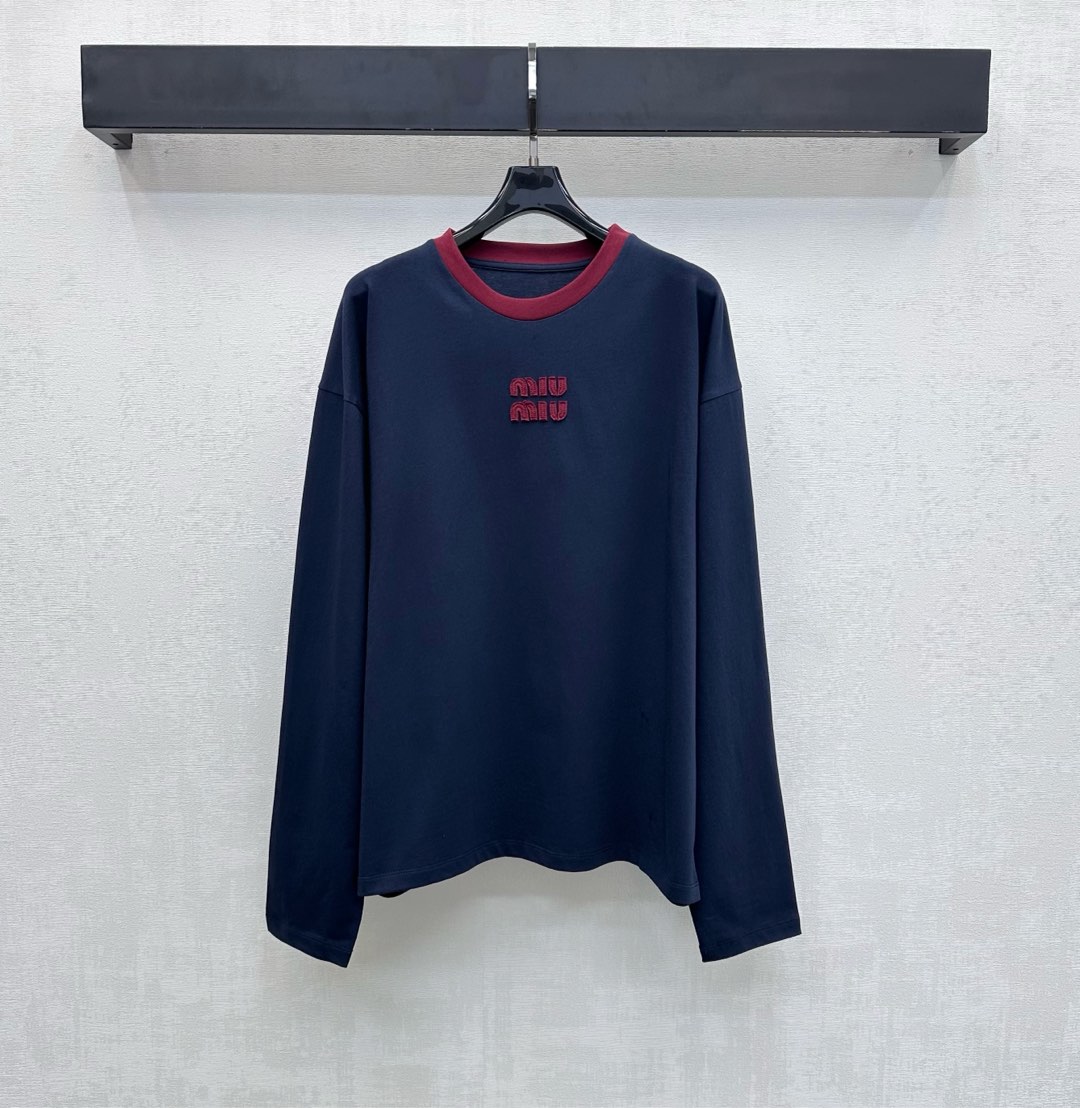 NO:697284,Miumi*2026 new products are on the shelves with contrasting color long-sleeved logo customized YB imported cotton material. Full texture, comfortable and breathable. The collar is edged in red to create a visual collision. Combined with the loose shoulder design, it adds a sense of layering. The iconic embroidered letter logo elements are embellished on the chest to highlight the brand tone. Surface accessories development. Round neck long-sleeved T-shirt tailoring. Casual and relaxed for daily commuting. Very comfortable to wear alone or layered. High version, miumiu, tees, t-shirt,19860909Miumi*2026新品上架撞色长袖徽标定制YB进口全棉材质 质感十足 舒适透气 领边采用红色包边处理 产生视觉效果的碰撞 配合宽松落肩版型设计 增添造型层次感 胸前点缀标志性刺绣字母徽标元素 彰显品牌调性 面辅料开发 圆领长袖T恤剪裁 日常通勤休闲松弛 单穿或内搭都很舒服 高版本,,miumiu,tees，t-shirt,,Women's clothing