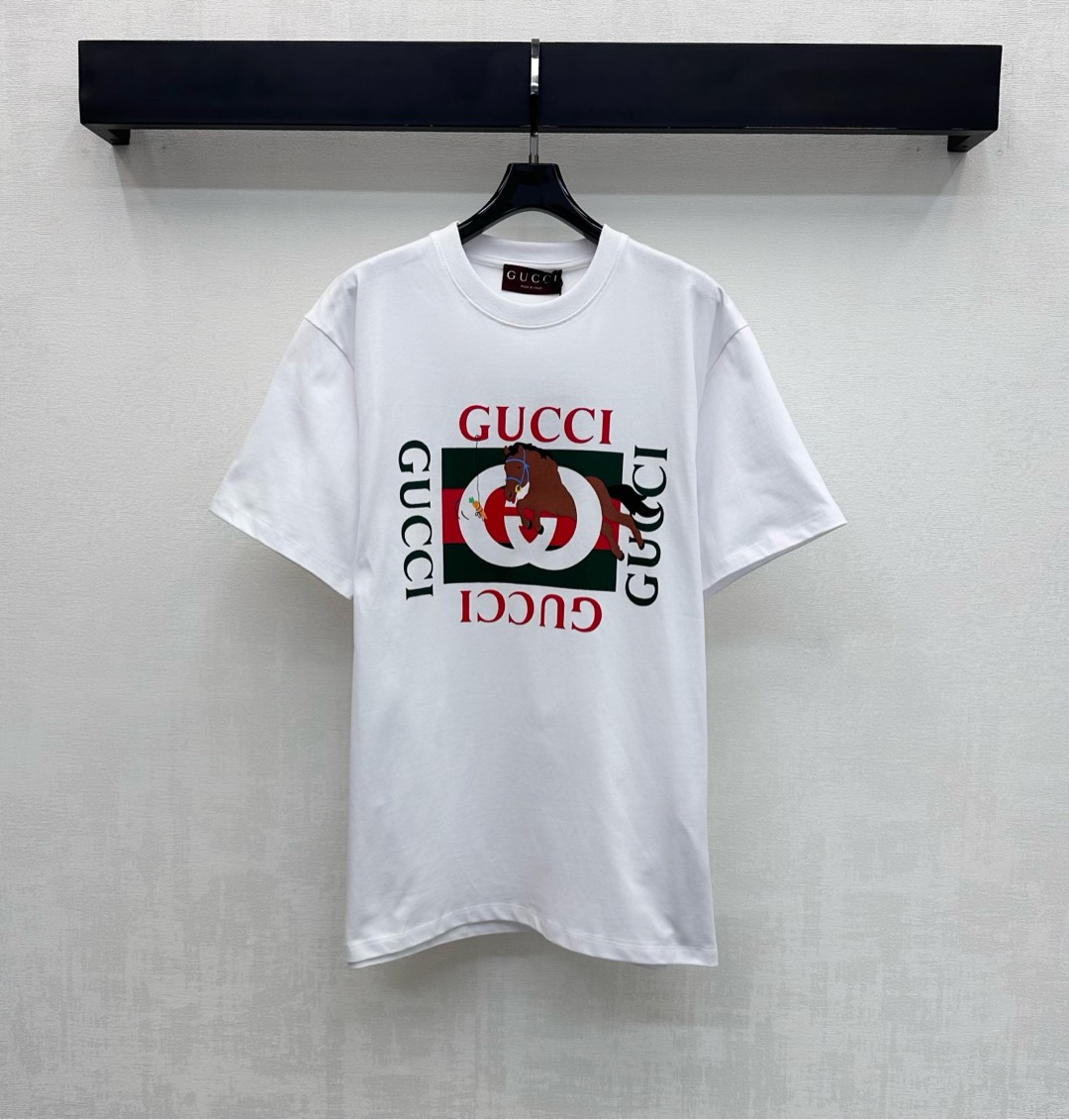 NO:697261,Gucc*2026 new products are on the shelves for the Lunar New Year bubble printed round neck. Customized YB imported virgin cotton material. Breathable, comfortable and full of texture. Classic iconic double G letters are embellished on the chest with equestrian print decoration. Designed with red and green contrasting patterns to highlight the brand tone. Simple plain color with loose fit and collar threaded hemming details to add layering to the look. Development of surface accessories. Loose short-sleeved T-shirt tailoring. Easily achieve high-end casual style for daily commuting. Fits the New Year's implication of the Year of the Horse.  Create high-end fashion style, high version, gucci, T-shirt, tees, t-shirt,19860909Gucc*2026新品上架贺岁起泡印花圆领定制YB进口原生全棉材质 透气舒适 质感十足 胸前点缀经典标志性双G字母搭配跨越马术印花装饰 采用红绿撞色图案设计 彰显品牌调性 简约素色配合宽松版型 以及领边螺纹包边细节处理 增添造型层次感 面辅料开发 宽松短袖T恤剪裁 日常通勤轻松拿捏高阶休闲风 应景马年新年蕴意 打造高级时尚风格  高版本,,gucci,T-shirt,tees，t-shirt,,Women's clothing