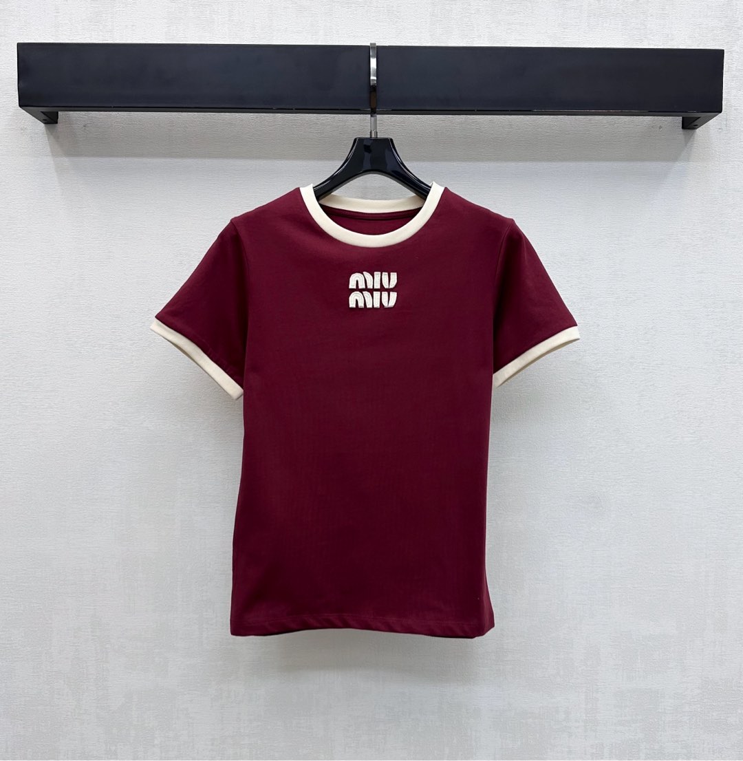 NO:697273,Miumi*2026 new products are on the shelves. Contrast color short-sleeved logos are customized. YB imported cotton material is full of texture, comfortable and breathable. The collar and cuffs are processed with off-white edging details. The whole body creates a collision of visual effects and adds layering to the look. The iconic embroidered letter logo elements are embellished on the chest to highlight the brand tone. Surface accessories development. Round neck short-sleeved T-shirt tailoring. Casual and relaxed for daily commuting. Very comfortable to wear alone or layered. High version  p,,miumiu,T-shirt,tees,t-shirt,19860909Miumi*2026新品上架撞色短袖徽标定制YB进口全棉材质 质感十足 舒适透气 领边与袖口采用米白色包边细节处理 通体产生视觉效果的碰撞 增添造型层次感 胸前点缀标志性刺绣字母徽标元素 彰显品牌调性 面辅料开发 圆领短袖T恤剪裁 日常通勤休闲松弛 单穿或内搭都很舒服 高版本 p,,miumiu,T-shirt,tees，t-shirt,,Women's clothing