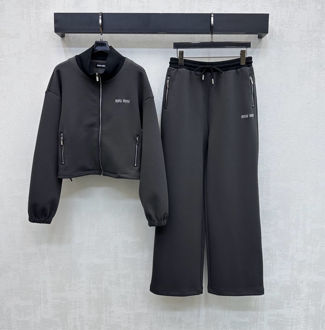 NO:695720,Miumi*2026 new products on the shelves stand-up collar jacket straight-leg trousers suit customized YB imported material, high-quality texture, warm and comfortable, using the engraved zipper to adjust the placket design. The elastic drawstring waist adjustment of the bottoms is combined with symmetrical zipper pocket decoration to add layering to the look. The chest of the top and the unilateral side of the thigh of the pants are decorated with iconic embroidered letter decoration. The fabric label logo on the back hip pocket echoes to highlight the brand tone. Development of surface accessories. Stand-up collar zipper jacket jacket high-waist straight trousers cut  The complete set can be worn casually and stylishly. Maillard color matching is suitable for various occasions. High version,,miumiu,jackets & coats,jackets & coats,19860909Miumi*2026新品上架立领外套直筒长裤套装定制YB进口材质 质感上乘 保暖舒适 沿用刻印拉链调节开襟设计 下装腰间松紧抽绳调节配合对称拉链口袋修饰 增添造型层次感 上衣胸前与裤子大腿单侧点缀标志性刺绣字母装饰 后臀口袋边布标徽标呼应 彰显品牌调性 面辅料开发 立领拉链夹克外套高腰直筒长裤剪裁 成套随意穿搭时髦洋气 美拉德配色适配多种场合 高版本,,miumiu,jackets & coats,jackets & coats,,Women's clothing