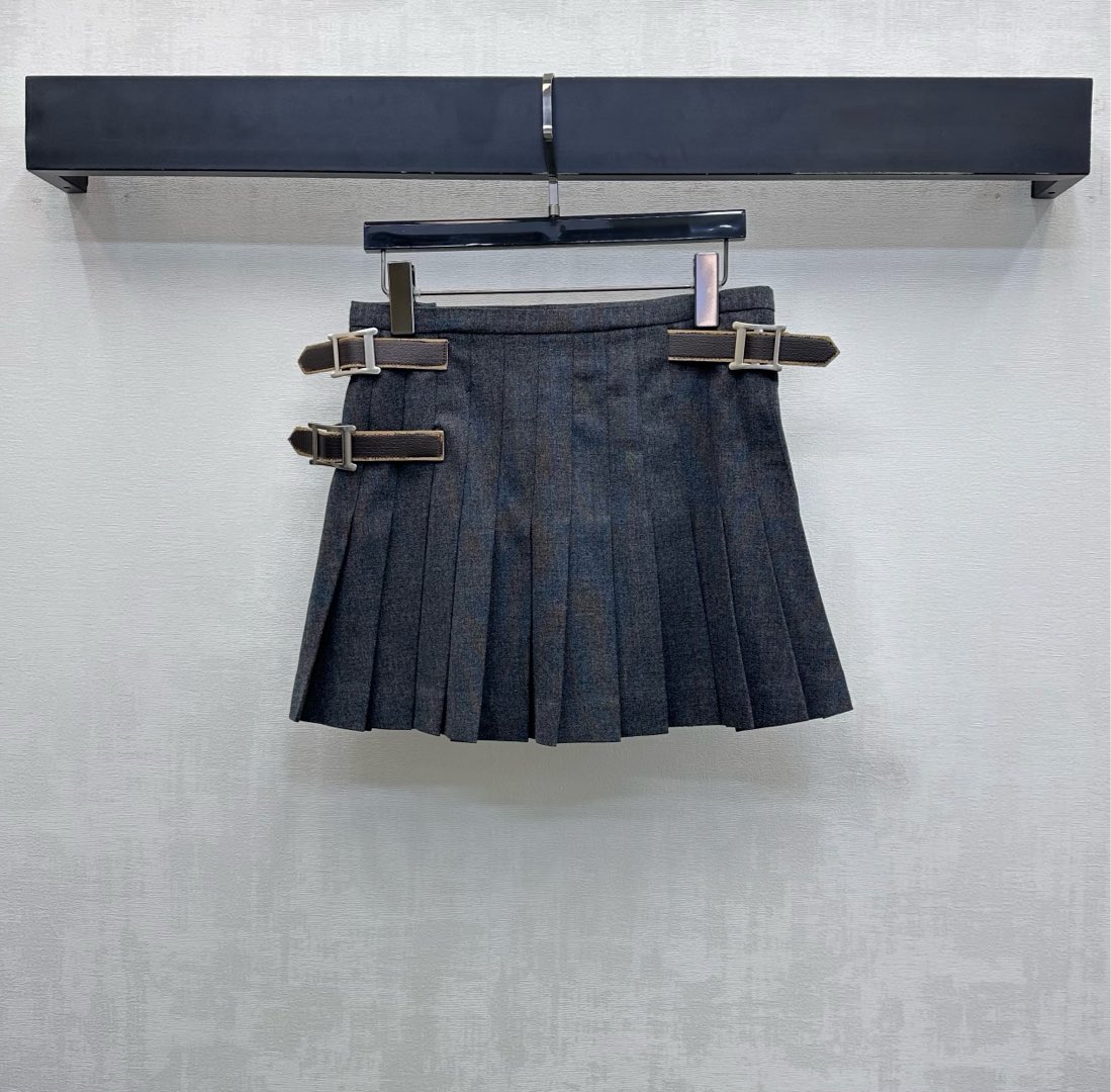 NO:697256,Prad*2026 new products are on the shelves. High-waist pleated skirt with distressed buckles. Customized YB imported fine imitation wool material. Comfortable and stylish. High-quality and neat pleats with one-piece hip design. With snap-button zipper for multiple adjustments on the waist side to add layering to the look. Leather belt buckles are released on both sides with a single and pair of old leather belts to form a retro layer. Highlight the brand tone. Development of surface accessories. High-waisted pleated skirt tailoring. Wear in college to reduce age. Built-in anti-exposure shorts.  Show high-end temperament and grace. High version-,,prada,skirts,shorts,19860909Prad*2026新品上架高腰做旧带扣百褶短裙 定制YB进口精仿羊毛材质 舒适有型 质感上乘利落压褶配合臀部一片式版型设计 搭配按扣拉链多重调节在腰侧 增添造型层次感 皮质带扣发布两侧一单一双擦枪做旧皮带形成复古层次 彰显品牌调性 面辅料开发 高腰百褶短裙剪裁 穿搭学院减龄 内置防走光短裤 展现高知气质风姿 高版本-,,prada,skirts,shorts,,Women's clothing