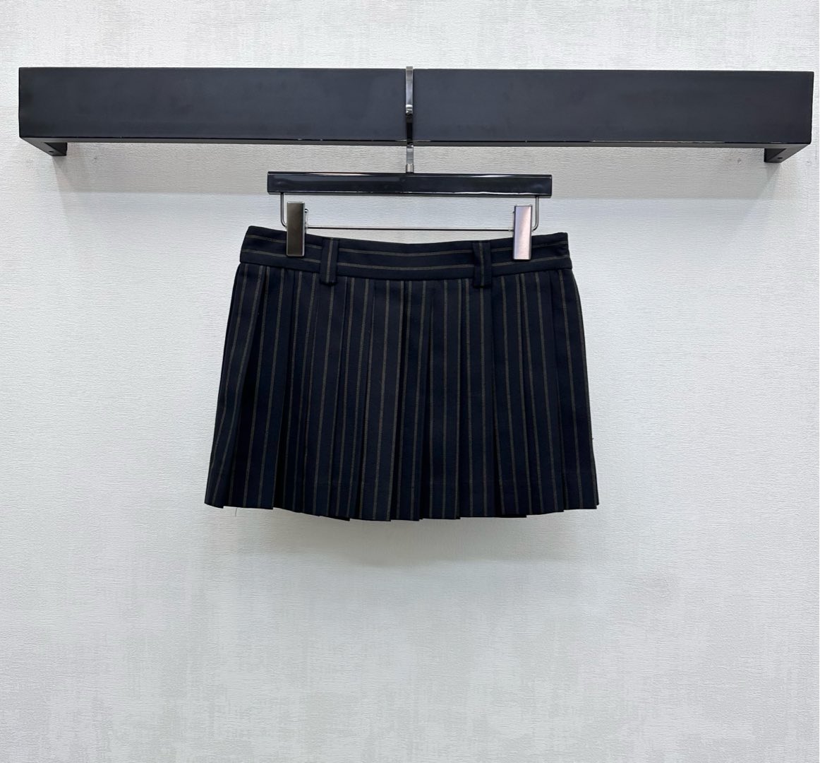 NO:697268,Miumi*2026 new arrival striped pleated skirt customized YB imported 100% wool material, comfortable texture, crisp and stylish, one-piece detail on the back and side waist zipper adjustment design, combined with the overall pleating and neat pleat outline to create a layered look. The waist is decorated with iconic embroidered letter logo elements to highlight the brand tone. Development of surface accessories. High-waisted short pleated skirt cut, slim and versatile.  It looks great with sweaters or shirts in autumn and winter. It can easily create an elegant temperament. High version,,miumiu,skirts,sweaters,shirts,19860909Miumi*2026新品上架条纹百褶半裙定制YB 进口进口百分百羊毛材质 质感舒适 挺括有型 背后采用一片式细节与侧腰拉链调节设计 配合整体压褶巧思利落的褶裥勾勒打造 增添造型层次感 腰后点缀标志性刺绣字母徽标元素装饰 彰显品牌调性 面辅料开发 高腰短款百褶半身裙剪裁 显瘦又百搭 秋冬搭配毛衣或衬衫都很出彩 轻松打造优雅气质 高版本,,miumiu,skirts,sweaters,shirts,,Women's clothing