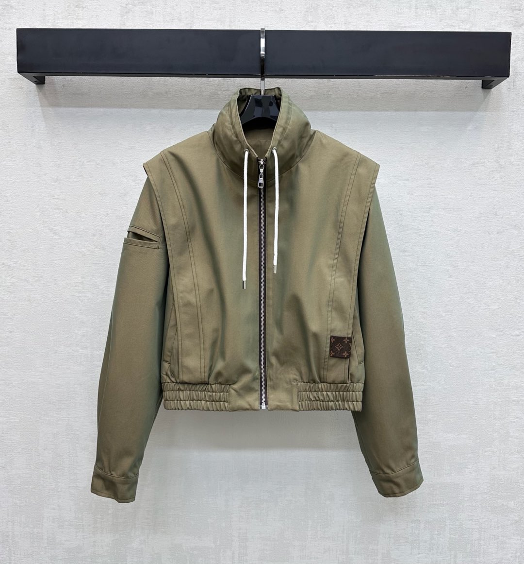 NO:695748,Louis Vuitto*2026 new arrivals, lapel drawstring jacket, custom-made YB imported material, glossy, crisp and stylish. The collar edge is designed with a drawstring and a zipper to adjust. It is decorated with sleeve side pockets to add layering to the look. The spliced ​​leather symmetrical pockets are embellished with iconic letter logo decorations to highlight the brand's tone. The lapel jacket tailoring is outstanding and fashionable for daily commuting. High version,,louis vuitton,jackets & coats,jackets & coats,19860909Louis Vuitto*2026新品上架翻领抽绳夹克外套定制YB进口材质 光泽挺括有型 领边沿用抽绳与开襟拉链调节设计 配合袖侧口袋装饰 增添造型层次感 拼接皮革对称插兜口袋边上点缀标志性字母徽标装饰 彰显品牌调性 翻领夹克外套剪裁 日常通勤穿搭出彩时髦 高版本,,louis vuitton,jackets & coats,jackets & coats,,Women's clothing