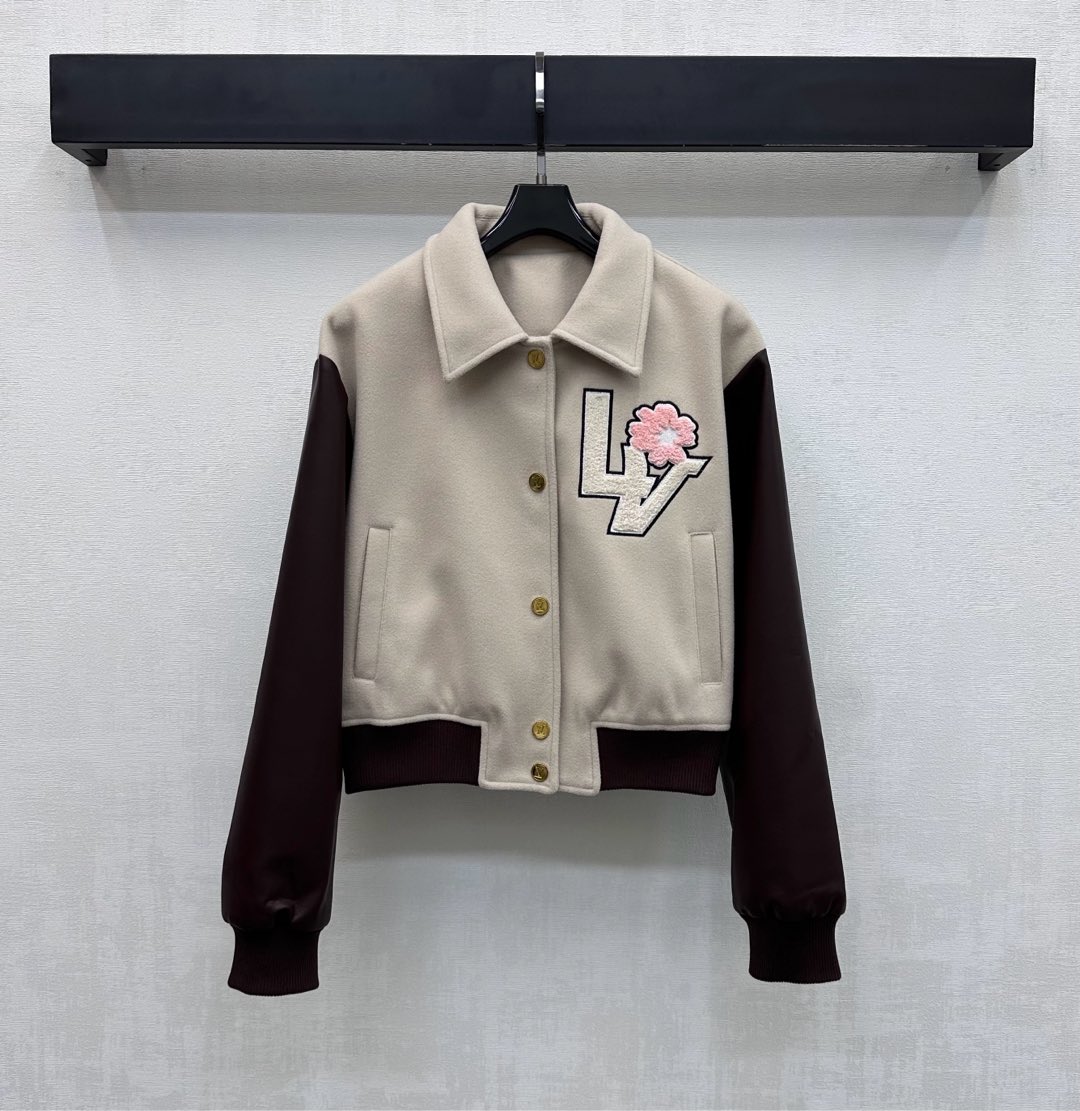 NO:695734,Louis Vuitto*2025 New Arrival Lapel Leather Spliced Jacket Made of Custom YB Imported Material, Straight and Stylish, Narrow Elastic Threads on the Cuffs and Hem, Designed with Spliced Leather on Both Sleeves, Adding Layer to the Style, Excellent Windproof and Cold Resistance Effect, Decorated with the Iconic Letter Logo on the Chest, and Incorporated into Flower Pattern Craftsmanship, Highlighting the Brand's Tonality, Development of Surface Accessories, Cutting of Lapel Jackets, Creating the Brand's Exclusive Sweet and Cool Style, Fashionable and Fashionable Wear  high version,,louis vuitton,jackets & coats,jackets & coats,19860909Louis Vuitto*2025新品上架翻领皮革拼接外套定制YB进口材质 垂顺挺括有型 袖口与下摆弹力螺纹收窄处理 配合两袖拼接皮革设计 增添造型层次感 防风御寒效果一绝 胸前点缀标志性字母徽标装饰 以及融入花朵图案工艺打造 彰显品牌调性 面辅料开发 翻领夹克外套版型剪裁 打造出品牌专属甜酷风 穿搭时髦洋气  高版本,,louis vuitton,jackets & coats,jackets & coats,,Women's clothing