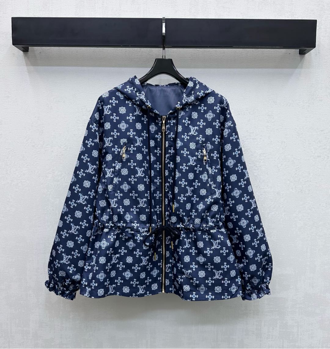 NO:695704,Louis Vuitto*2026 new products on the shelves jacquard drawstring hooded jacket customized YB imported jacquard material stiff and stylish high-quality texture Symmetrical zipper pocket decoration on the chest echoes the jacquard elements all over the body CD bee embroidery logo highlights the brand tone Micro-A external expansion waist drawstring adjustment design highlights the proportions and modifies the figure to create a casual and relaxed style Surface and accessories development Hooded jacket style tailoring Make commuting and dating more fashionable and trendy  High version,,louis vuitton,hats,19860909Louis Vuitto*2026新品上架提花抽绳连帽冲锋衣定制YB进口提花材质 挺括有型 质感上乘 胸前对称拉链口袋装饰 呼应大身满铺提花元素CD蜜蜂刺绣徽标 彰显品牌调性 微A外扩版型腰间抽绳调节设计 凸显比例修饰身材 打造休闲松弛感风格 面辅料开发 连帽冲锋衣版型剪裁 通勤约会穿搭更为时髦潮流 高版本,,louis vuitton,hats,,Women's clothing