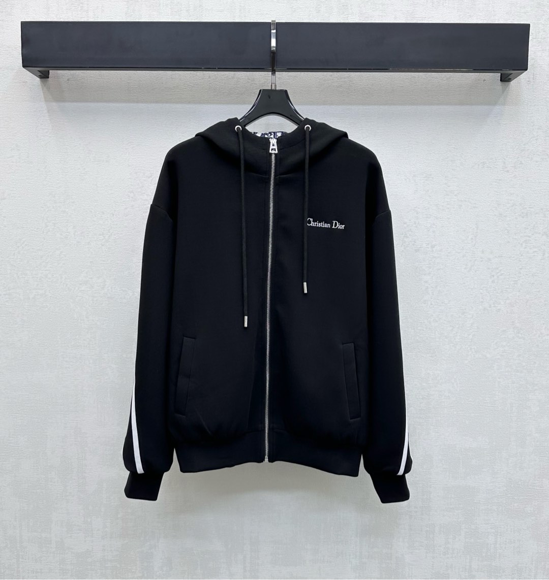 NO:695710,Dio*2026 new arrivals, hooded drawstring striped contrasting color jacket, custom-made YB imported material, comfortable and stylish texture, engraved zipper adjustment design along the front, symmetrical pockets and threaded cuffs with decorative details to add layering to the look. Iconic embroidered letters on the sleeves echo the chest logo, highlighting the brand tone. Development of surface accessories. Hooded zipper jacket tailoring, comfortable and fashionable to wear. High version, dior, jackets & coats, hats,19860909Dio*2026新品上架连帽抽绳条纹撞色外套定制YB进口材质 质感舒适有型 前襟沿用刻印拉链调节设计 配合对称插兜口袋与袖口螺纹包边细节装饰增添造型层次感 袖侧点缀标志性刺绣字母搭配胸前徽标呼应 彰显品牌调性 面辅料开发 连帽拉链外套版型剪裁 穿搭舒适时尚   高版本,,dior,jackets & coats,hats,,Women's clothing