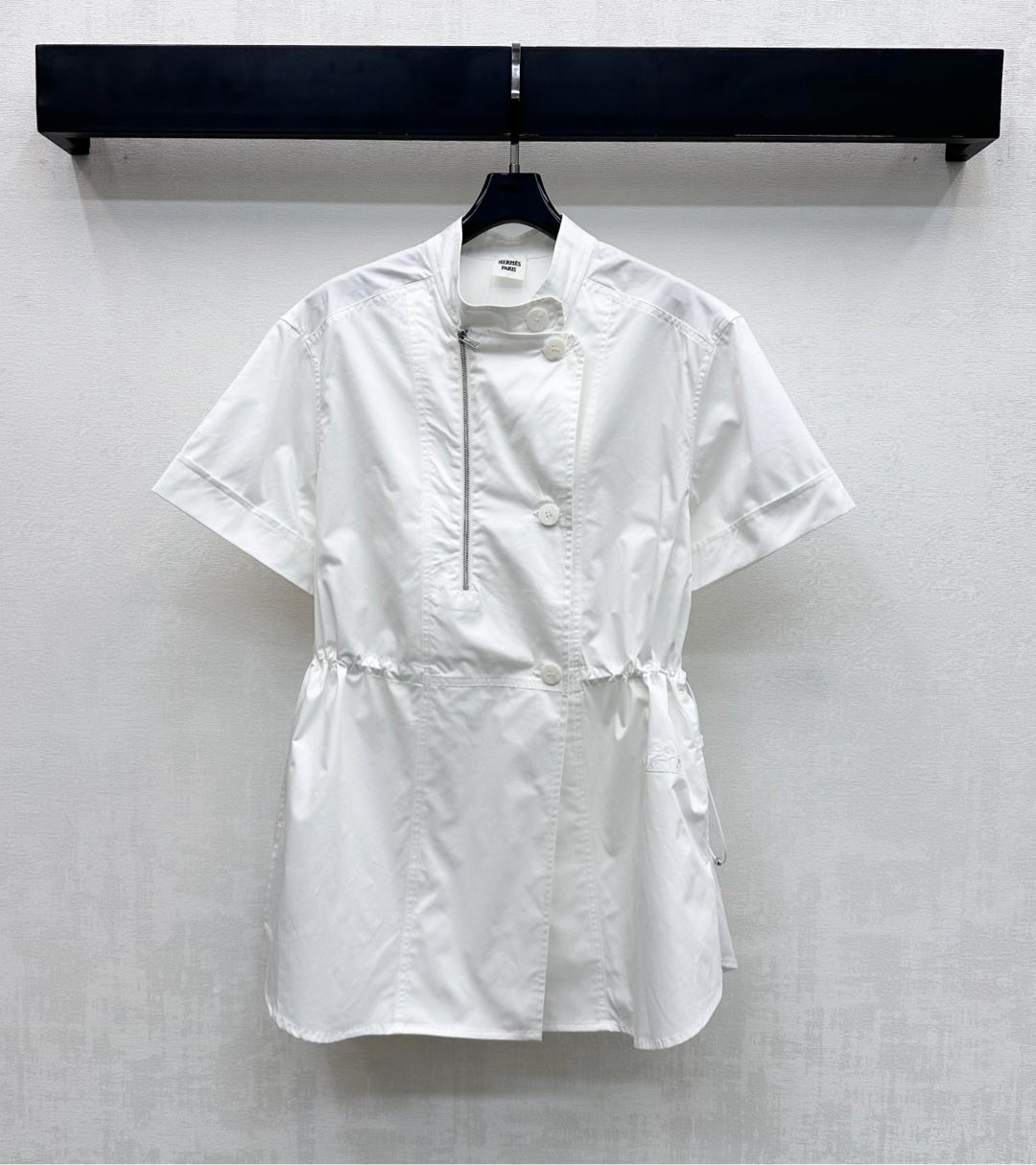 NO:697253,Herme*2026 new arrivals stand-up collar design short-sleeved shirt customized YB imported twill cotton material, fine and comfortable luster, stand-up collar with side zipper detail design, easy to outline the waistline with drawstring waist, adding layering to the style, engraved letter buttons for adjustment and decoration, highlighting the brand tone, simple and refreshing, yet cool, capable and modern style, development of surface accessories, small stand-up collar short-sleeved shirt tailoring, high-end style when worn alone  High version 2 colors, hermes, shirts, T-shirt,19860909Herme*2026新品上架立领设计感短袖衬衫定制YB 进口斜纹全棉材质 光泽细腻舒适 立领搭配侧边拉链细节设计 配合抽绳收腰轻松勾勒腰线 增添造型层次感 刻印字母纽扣调节装饰 彰显品牌调性 简约清爽又不失酷飒干练摩登范儿 面辅料开发 小立领短袖衬衫剪裁 单穿内搭高阶洋气 高版本2色,,hermes,shirts,T-shirt,,Women's clothing