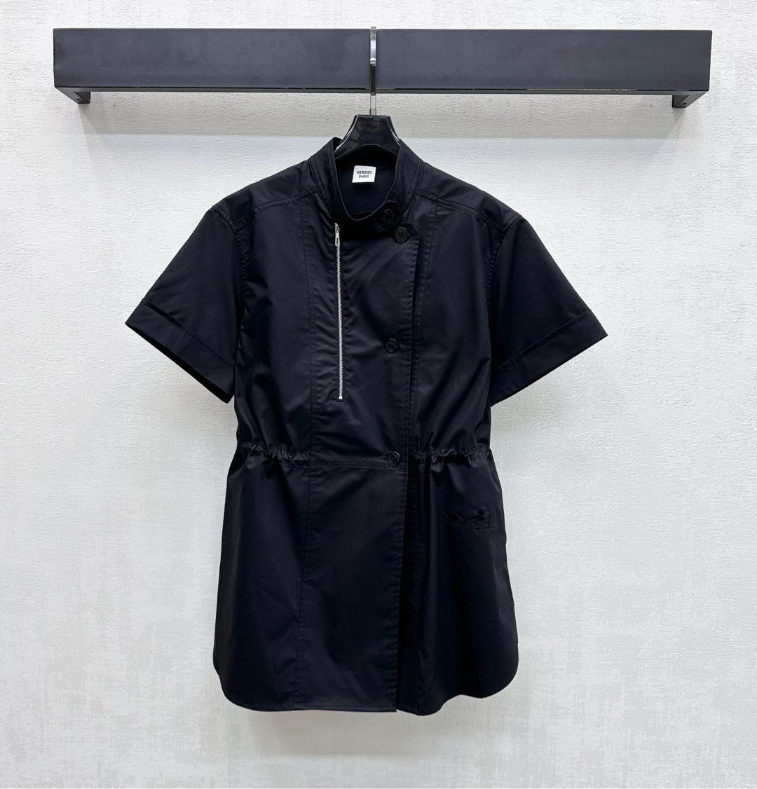 NO:697238,Herme*2026 new arrivals stand-up collar design short-sleeved shirt customized YB imported twill cotton material, fine and comfortable luster, stand-up collar with side zipper detail design, easy to outline the waistline with drawstring waist, adding layering to the style, engraved letter buttons for adjustment and decoration, highlighting the brand tone, simple and refreshing, yet cool, capable and modern style, development of surface accessories, small stand-up collar short-sleeved shirt tailoring, high-end style when worn alone  High version 2 colors, hermes, shirts, T-shirt,19860909Herme*2026新品上架立领设计感短袖衬衫定制YB 进口斜纹全棉材质 光泽细腻舒适 立领搭配侧边拉链细节设计 配合抽绳收腰轻松勾勒腰线 增添造型层次感 刻印字母纽扣调节装饰 彰显品牌调性 简约清爽又不失酷飒干练摩登范儿 面辅料开发 小立领短袖衬衫剪裁 单穿内搭高阶洋气 高版本2色,,hermes,shirts,T-shirt,,Women's clothing