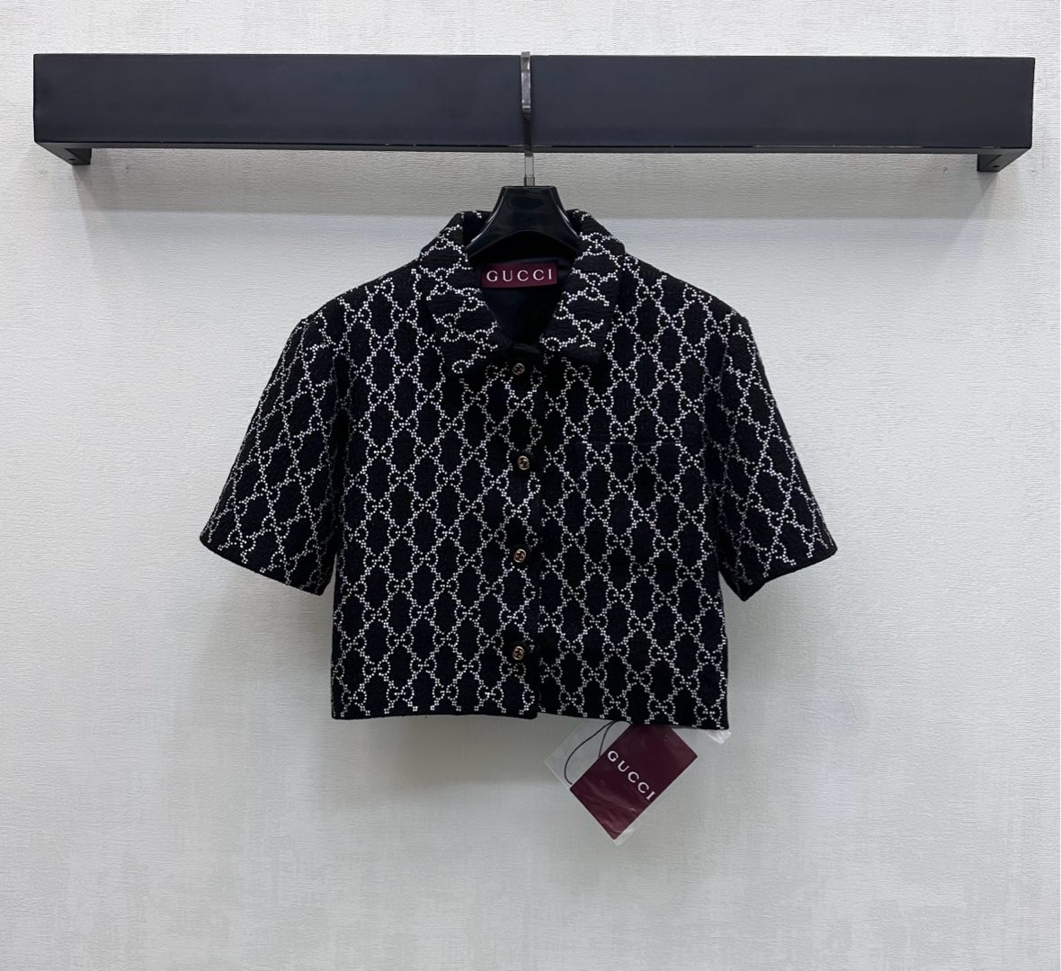 NO:697227,Gucc*2026 new products are on the shelves. The heavy-duty hot-drilled short-sleeved jacket is made of YB imported slub material. The high-grade texture is obvious. The whole body is black and decorated with heavy-duty double G letter rhinestones. It highlights the brand tone. At the same time, the woven texture is rhombus-distributed rhinestone decoration to add layering to the look. Surface accessories development. Lapel short-sleeved jacket tailoring. Adjustable design with placket logo buttons for easy putting on and taking off. Can be paired with the same series of skirts. The complete set shows your style. Easily wear elegant curves and good proportions.  Wear a fashionable and western style with high version, gucci, skirts, jackets & coats, T-shirt,19860909Gucc*2026新品上架重工烫钻短袖外套定制YB进口粗纺材质 质感高级肌理明显 通体黑色打底搭配重工满铺双G字母水钻点缀 彰显品牌调性 同时利用编织纹理菱格分布水钻装饰 增添造型层次感 面辅料开发 翻领短袖外套剪裁 配合开襟徽标纽扣调节设计方便穿脱 可搭配同系列半裙 成套穿搭尽显风情 轻松穿出优雅曲线和好比例 穿出时髦洋气穿搭风格 高版本,,gucci,skirts,jackets & coats,T-shirt,,Women's clothing