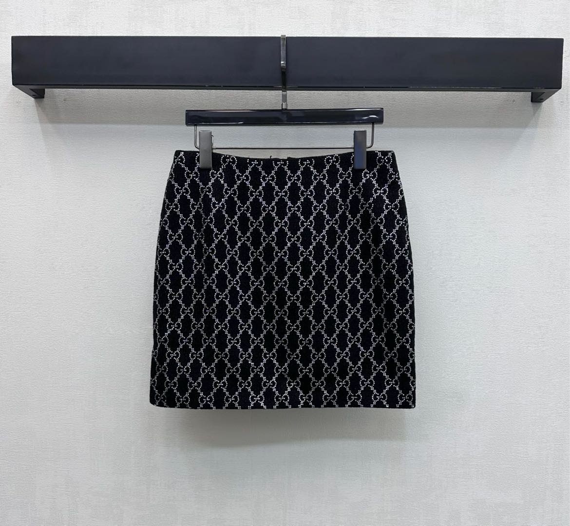 NO:697230,Gucc*2026 new products are on the shelves. The heavy-duty hot-drilled skirt is made of YB imported slub material. The high-end texture is obvious. The whole body is black and decorated with heavy-duty double G letter rhinestones. It highlights the brand tone. At the same time, the rhombus distributed rhinestones in the woven texture are used to add color and add layering to the look. Surface accessories development. High-waist and hip-covering short skirt. Zipper adjustment for easy putting on and taking off. Can be paired with jackets from the same series. The complete set shows style. Easily wear elegant curves and good proportions.  Wear a fashionable and western style with high version, gucci, skirts, jackets & coats,19860909Gucc*2026新品上架重工烫钻半裙定制YB进口粗纺材质 质感高级肌理明显 通体黑色打底搭配重工满铺双G字母水钻点缀 彰显品牌调性 同时利用编织纹理菱格分布水钻增色 增添造型层次感 面辅料开发 高腰包臀短裙剪裁 拉链调节方便穿脱 可搭配同系列外套 成套穿搭尽显风情 轻松穿出优雅曲线和好比例 穿出时髦洋气穿搭风格 高版本,,gucci,skirts,jackets & coats,,Women's clothing