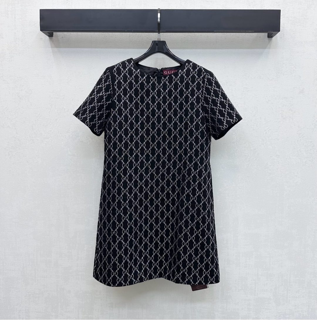 NO:697220,Gucc*2026 new products are on the shelves. The heavy-duty hot-drilled dress is made of YB imported slub material. The high-end texture is obvious. The whole body is black with heavy-duty double G letter rhinestone embellishments. It highlights the brand tone. At the same time, the rhombus rhinestone distribution of the woven texture is used to add layering to the look. The development of surface accessories. Round neck short-sleeved dress tailoring. The zipper adjustment is easy to put on and take off. The outfit is full of style. Easily wear elegant curves and good proportions.  High version,,gucci,skirts,T-shirt,19860909Gucc*2026新品上架重工烫钻连衣裙定制YB进口粗纺材质 质感高级肌理明显 通体黑色打底搭配重工满铺双G字母水钻点缀 彰显品牌调性 同时利用编织纹理菱格分布水钻装饰 增添造型层次感 面辅料开发 圆领短袖连衣裙剪裁 拉链调节方便穿脱 穿搭尽显风情 轻松穿出优雅曲线和好比例  高版本,,gucci,skirts,T-shirt,,Women's clothing