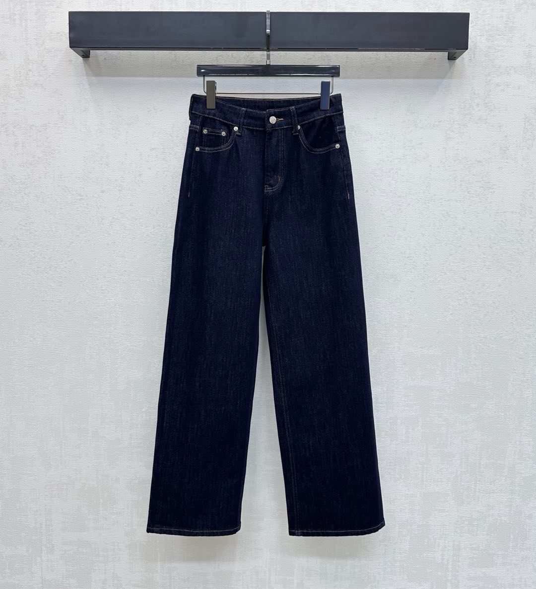 NO:697213,Loew*2026 new arrivals retro denim leather label trousers customized with YB imported twill cotton denim material Comfortable, stretchy and stylish Full-body enzyme washed and evenly dyed Retro dark blue and light blue are versatile and durable The thigh positioning and distribution of old simulated creases match the natural whitening effect of the thighs and knees to add layering to the look The waist is embellished with engraved leather labels echoing the plush letter pattern on the buttocks to highlight the brand's tonality Surface accessories development High-waist buttoned straight trousers cut  Casually match it with a top to look fashionable and stylish. High version 2 colors 26-30,,loewe,19860909Loew*2026新品上架复古牛仔皮标长裤定制YB进口斜纹棉牛仔材质 舒适弹力有型 通体酵素水洗均匀染色 复古深蓝和浅蓝百搭耐看 大腿定位分布做旧仿真折痕搭配大腿膝盖自然晕染的磨白效果 增添造型层次感 腰间点缀刻印皮标装饰 呼应后臀毛绒字母图案 彰显品牌调性 面辅料开发 高腰系扣直筒长裤剪裁 随意搭配上装穿搭时髦洋气 高版本2色26-30,,loewe,,Women's clothing