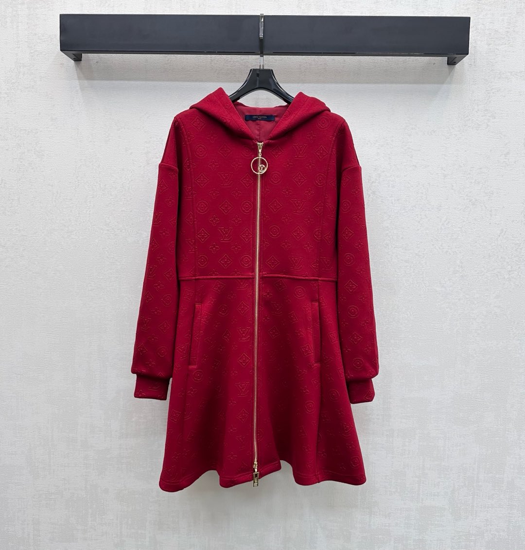 NO:697234,Louis Vuitto*2026 new arrivals Embossed zipper dress Customized YB imported embossed material Soft and skin-friendly Fashionable and casual Use the placket two-way logo zipper adjustment design Adjust to your style The three-dimensional four-leaf clover letter embossed throughout the body echoes the brand tone Full of old money feel Development of surface accessories Zipper hoodie dress tailoring Simple and advanced wear High version 2 colors, Louis Vuitton, skirts, hats,19860909Louis Vuitto*2026新品上架压花拉链连衣裙定制YB进口压花材质 柔软亲肤 时髦休闲 沿用开襟双向徽标拉链调节设计 随风格心意调适 通体压花立体四叶草字母呼应 彰显品牌调性 老钱感十足 面辅料开发 拉链帽衫连衣裙剪裁 穿搭简约高级  高版本2色,,louis vuitton,skirts,hats,,Women's clothing