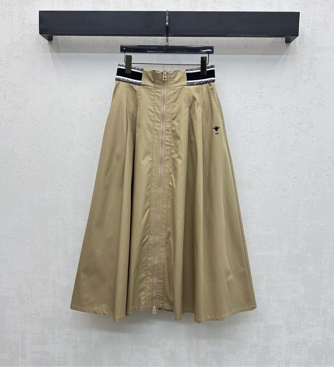 NO:697225,Dio*2026 new arrivals Ribbon zipper umbrella skirt customized YB imported twill cotton material Soft and skin-friendly and comfortable The waistband is designed with elastic striped webbing stitching with letters. The flap pocket decoration on the rear hip is adjusted with the zipper to add layering to the look. The classic embroidered bee CD logo is embellished on the waist and crotch side to highlight the brand tone. Development of surface accessories. High-waisted pleated skirt style tailoring. The upper body is raised to highlight the proportion. Casually match and wear fashionable and fashionable.  High version 2 colors,,dior,skirts,19860909Dio*2026新品上架织带拉链伞状半裙定制YB进口斜纹全棉材质 柔软亲肤舒适 腰头沿用字母弹力条纹织带拼接设计 配合拉链调节处理后臀翻盖口袋装饰 增添造型层次感 经典刺绣蜜蜂CD徽标点缀腰胯侧 彰显品牌调性 面辅料开发 高腰压褶半裙版型剪裁 上身拉高腰线超显比例 随意搭配穿搭洋气时髦  高版本2色,,dior,skirts,,Women's clothing