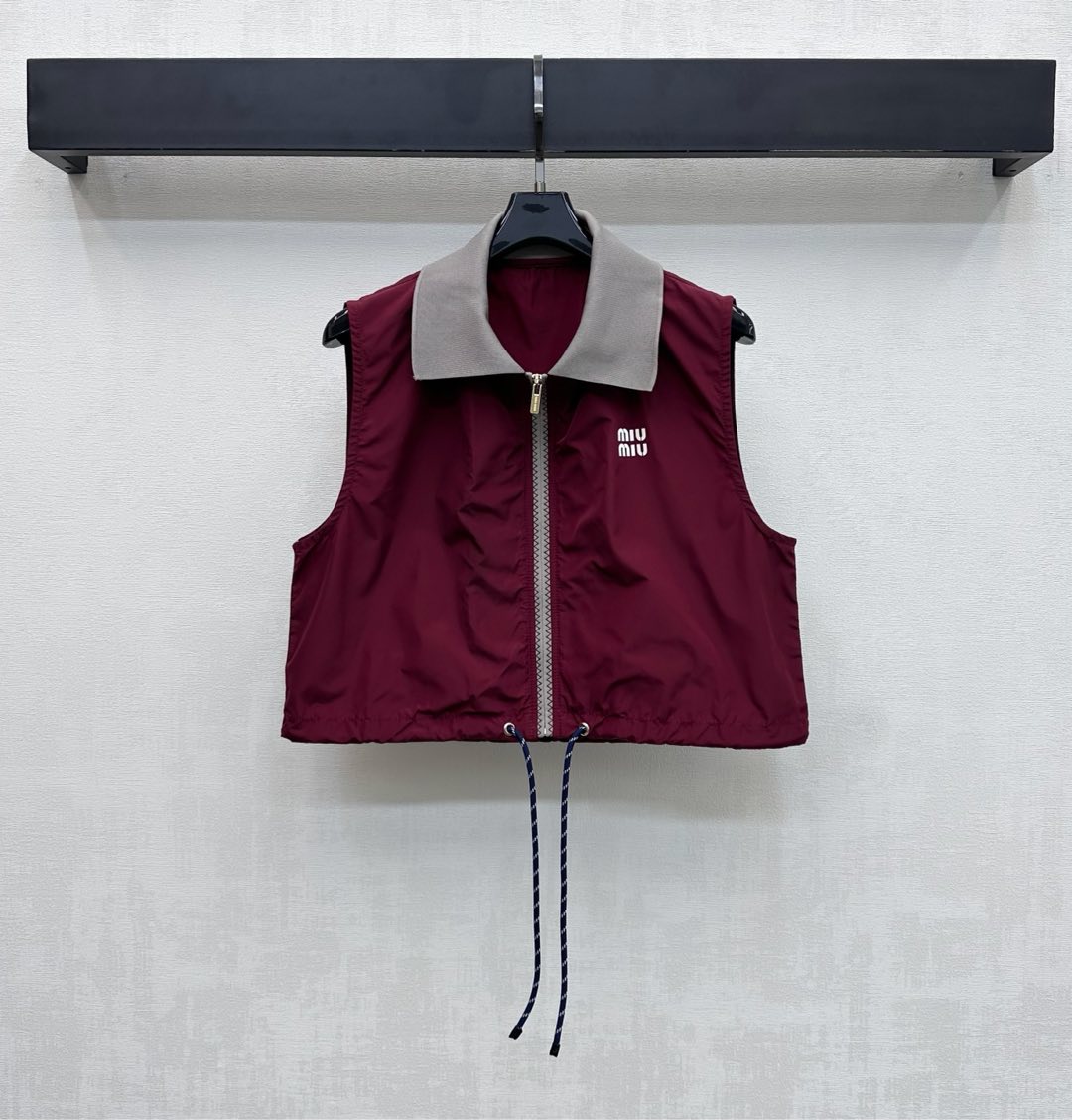 NO:697211,Miumi*2026 new product launch lapel drawstring vest customized YB imported assault nylon material Breathable and comfortable, full of texture The whole body is plain color with splicing and contrasting threaded collar design The drawstring at the hem adjusts the elasticity to fit the shape Adds a sense of layering The short version is more lightweight and flexible The iconic letter logo decoration on the chest highlights the brand tone Development of surface accessories Lapel zipper short vest can be paired with shorts and skirts of the same series  The cable drawstrings light up and echo the details, improving the fashion of outdoor activities. It is stylish and stylish in any casual wear. High version, miumiu, skirts, shorts,19860909Miumi*2026新品上架翻领冲锋抽绳马甲定制YB进口冲锋尼龙材质 透气舒适 质感十足 大身通体素色配合拼接撞色螺纹领设计 下摆抽绳调节松紧贴合身型 增添造型层次感 短款版型更轻便灵活 胸前点缀标志性字母徽标装饰 彰显品牌调性 面辅料开发 翻领拉链短款马甲剪裁 可搭配同系列短裤半裙 绞花抽绳点亮呼应细节 提升户外活动穿搭的时尚度 随意穿搭都出彩时髦  高版本,,miumiu,skirts,shorts,,Women's clothing