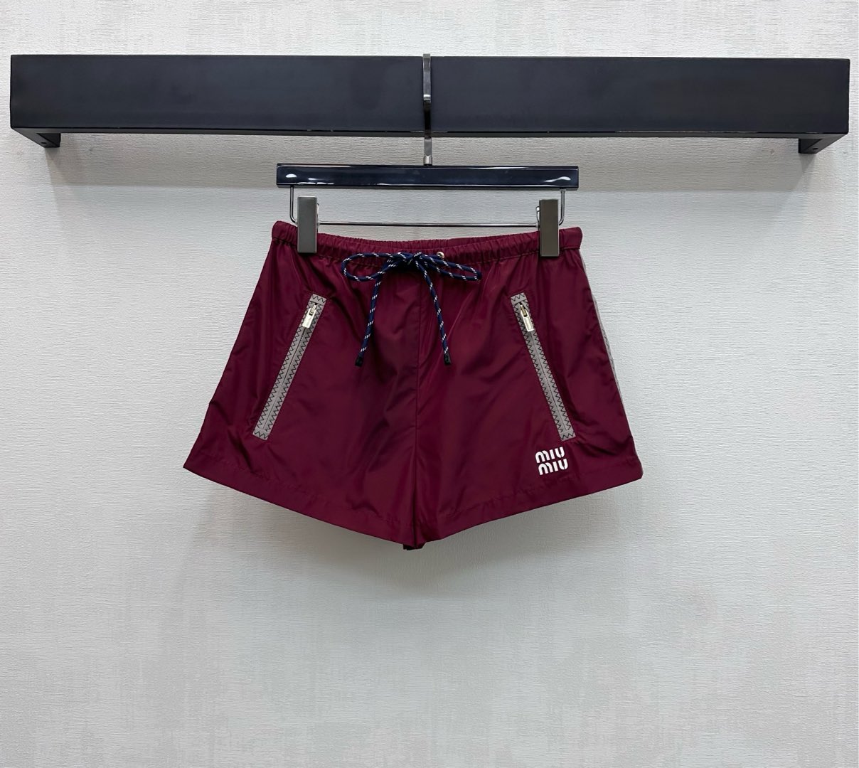 NO:697214,Miumi*2026 new products are launched. Charge drawstring shorts are made of YB imported charge nylon material. Breathable and comfortable, full of texture. The whole body is plain and decorated with symmetrical zipper pockets. The drawstring adjusts the elasticity to fit the body shape, adding a sense of layering. Iconic letter logo decoration on the side to highlight the brand tone. Development of surface accessories. Cutting of drawstring wide-leg shorts. Can be paired with vest jackets of the same series. Cable drawstrings light up the details to enhance the fashion of outdoor activities.  Look stylish in any outfit. High version, miumiu, shorts, jackets & coats,19860909Miumi*2026新品上架冲锋抽绳短裤定制YB进口冲锋尼龙材质 透气舒适 质感十足 大身通体素色配合对称拉链口袋装饰 抽绳调节松紧贴合身型 增添造型层次感 边侧点缀标志性字母徽标装饰 彰显品牌调性 面辅料开发 抽绳阔腿短裤剪裁 可搭配同系列马甲外套 绞花抽绳点亮呼应细节 提升户外活动穿搭的时尚度 随意穿搭都出彩时髦  高版本,,miumiu,shorts,jackets & coats,,Women's clothing