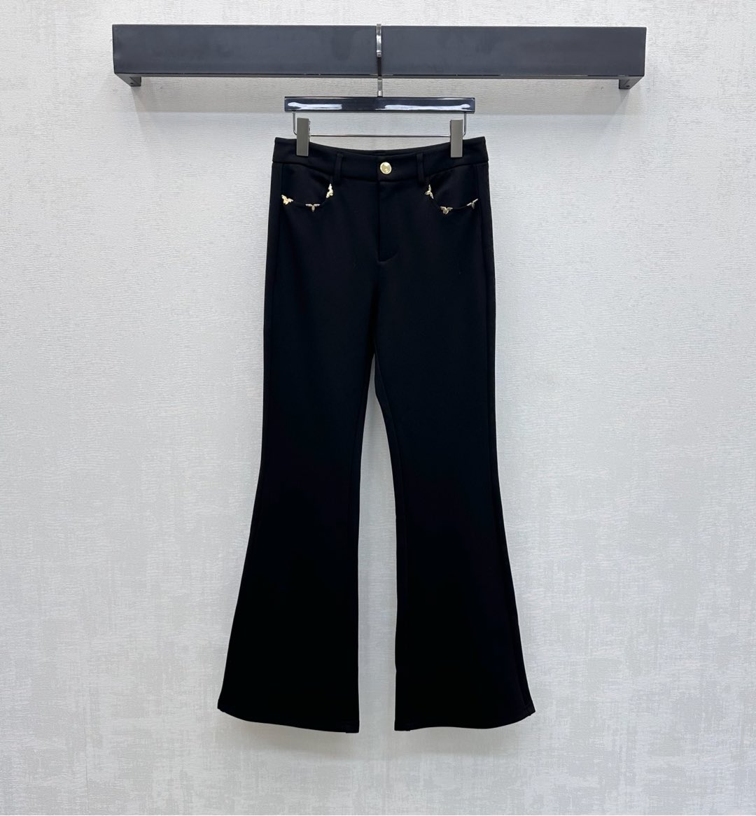 NO:697642,Louis Vuitto*2026 new products are on the shelves. Slim-fitting high-waisted trousers are made of custom-made YB imported high-elastic woolen materials. Stretchy and stylish. Short velvet brushed lining. Warm and comfortable. Slightly-flared design highlights the proportions of the body line and easily elongates the legs. Adds layering to the look. Symmetrical pockets are embellished with metal three-flower decoration. Buttons are integrated with iconic letter-engraved logo elements to highlight the brand's tone. Development of surface accessories. High-waisted buttoned trousers cut. Casual matching, simple and advanced.  High version,,louis vuitton,19860909Louis Vuitto*2026新品上架微喇修身高腰长裤定制YB进口高弹毛呢材质 弹力有型 内里短绒磨毛 保暖舒适 微喇版型设计 凸显身材线条比例轻松拉长腿 增添造型层次感 对称插兜口袋处点缀金属三花装饰 纽扣融入标志性字母刻印徽标元素 彰显品牌调性 面辅料开发 高腰系扣长裤剪裁 随意搭配穿搭简约高级 高版本,,louis vuitton,,Women's clothing