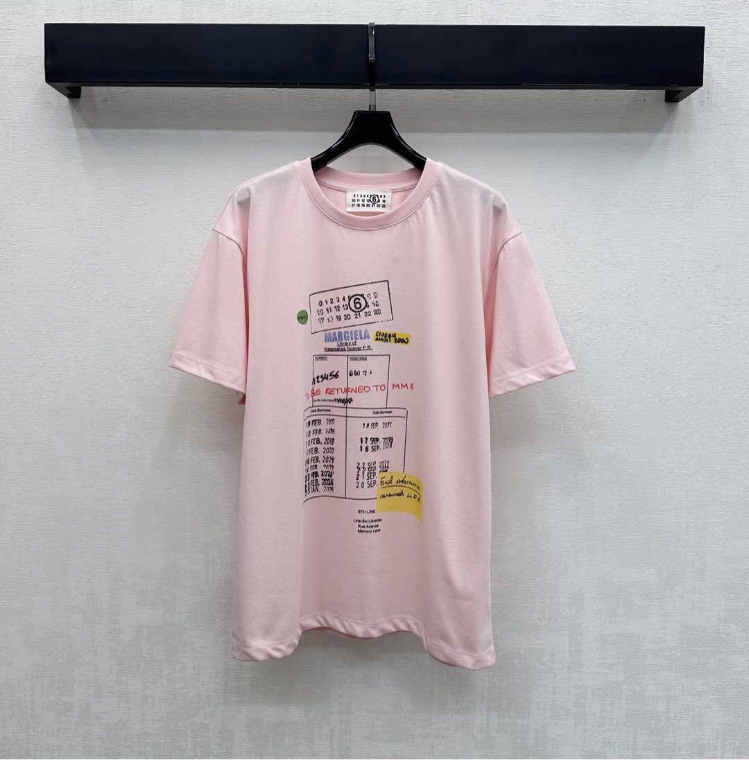 NO:697621,MM6*2026 new products are on the shelves. Round neck with printed logo. Customized YB imported cotton material. It is full of texture, comfortable and stylish. The neckline is wrapped with elastic threads. It is matched with a loose fit to cover the flesh without picking up the figure. It adds a sense of layering to the look. The front ticket print is centered on the chest and full of artistic and design sense. It is matched with iconic digital logo elements to highlight the brand tone. Development of surface accessories. Loose round neck T-shirt cut. Paired with overalls or denim skirts, you can wear it to create a street style full of personality.  High version, masion margiela,skirts,tees,t-shirt,19860909MM6*2026新品上架圆领印花徽标定制YB进口全棉材质 质感十足 舒适有型 领口采用弹力螺纹包边处理 配合宽松版型遮肉不挑身材 增添造型层次感 胸前居中点缀正面票据式印花充满艺术感和设计感 搭配标志性数字徽标元素 彰显品牌调性 面辅料开发 宽松圆领T恤剪裁 搭配工装裤或牛仔裙都能穿出个性满满的街头范儿  高版本,,masion margiela,skirts,tees，t-shirt,,Women's clothing